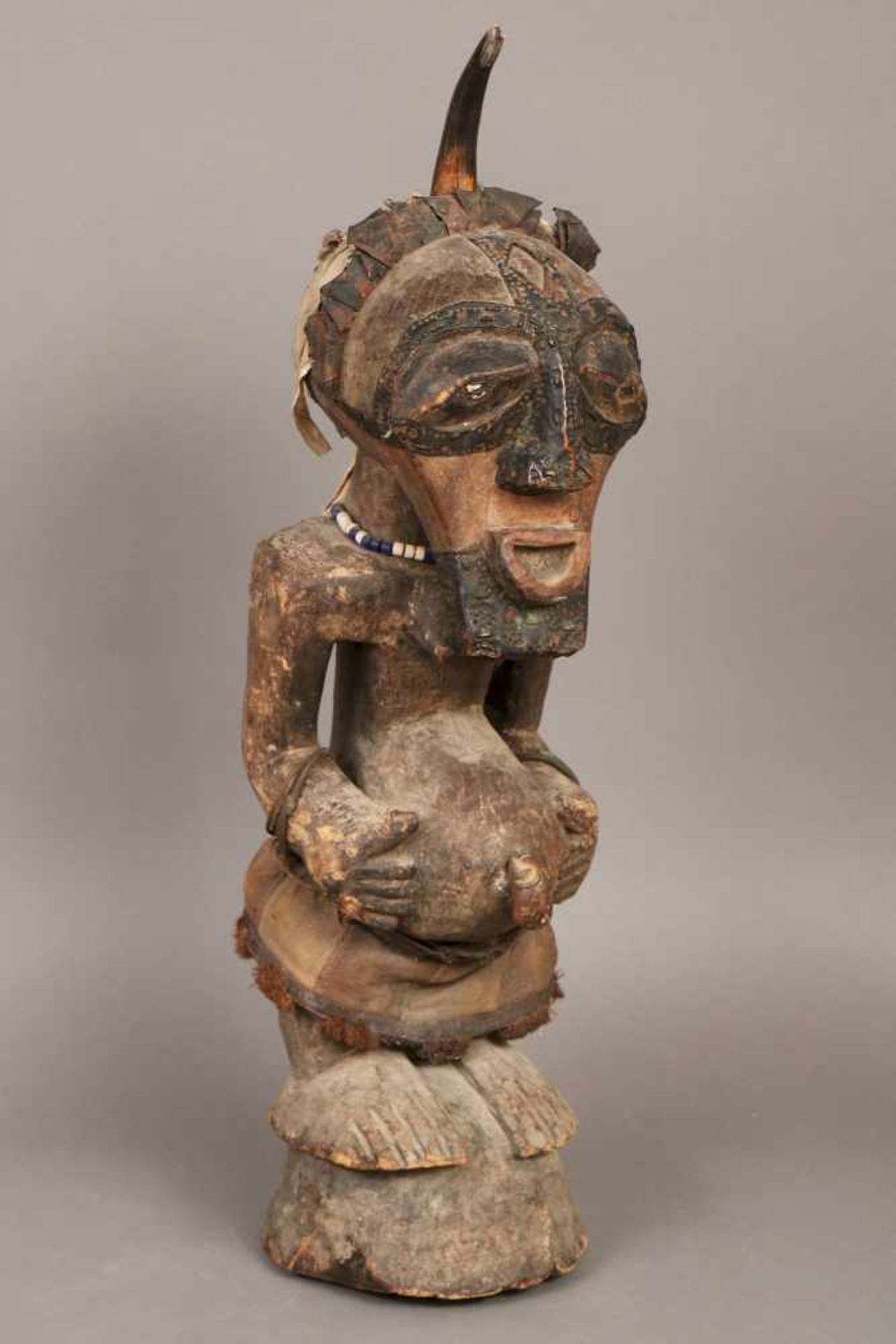 Afrikanische RitualfigurHolz, geschnitzt und dunkel patiniert, ¨gebärende weibliche Figur¨, wohl