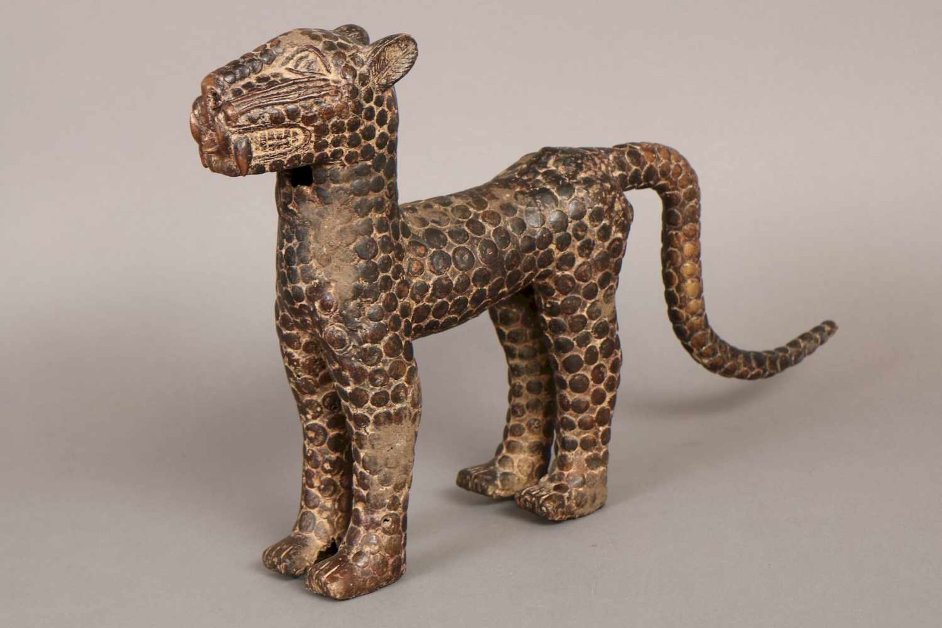 Afrikanische Bronzefigur ¨Stehender Leopard¨wohl Benin, frühes 20. Jhdt., braun patiniert, H ca.