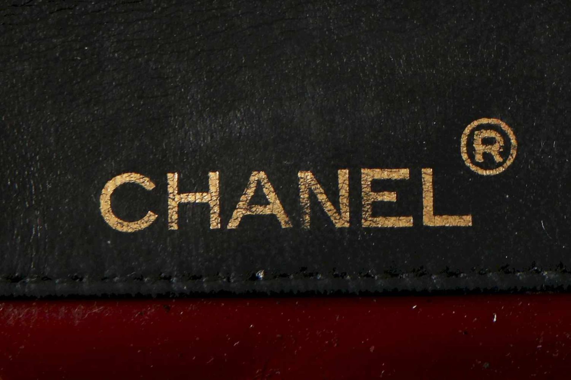 CHANEL Handtascheschwarzes Leder, gesteppt, Kuvertform mit vergoldetem ¨CC¨-Logo, langer Trageriemen - Bild 4 aus 4