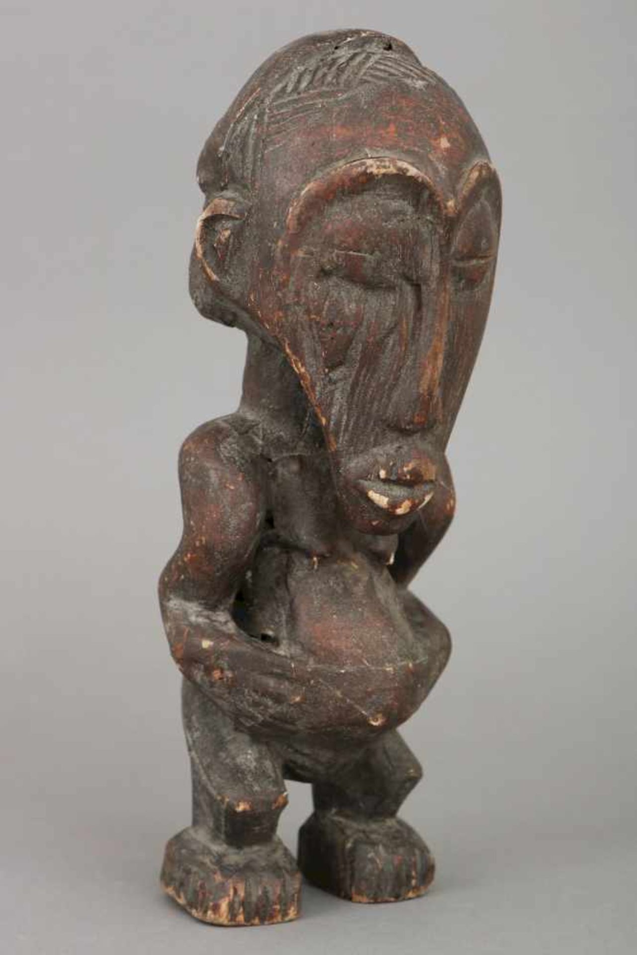 Afrikanische RitualfigurHolz, dunkel patiniert, Zentralafrika (wohl Kamerun), stehende Figur mit