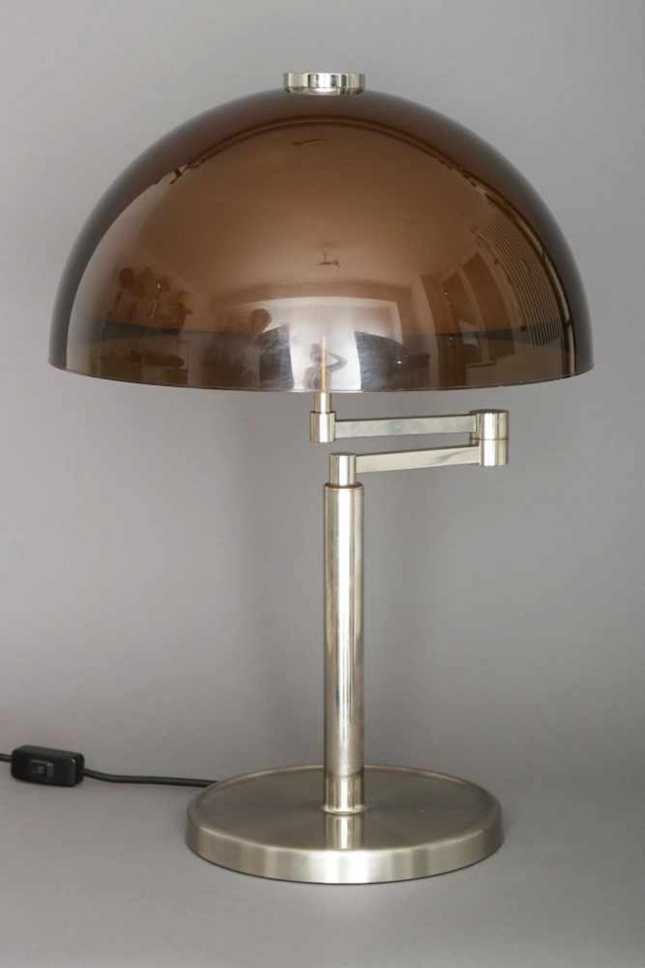 Tischlampe der 1970er Jahreverchromtes Stahlgestänge auf rundem, gebürstetem Metallstand,