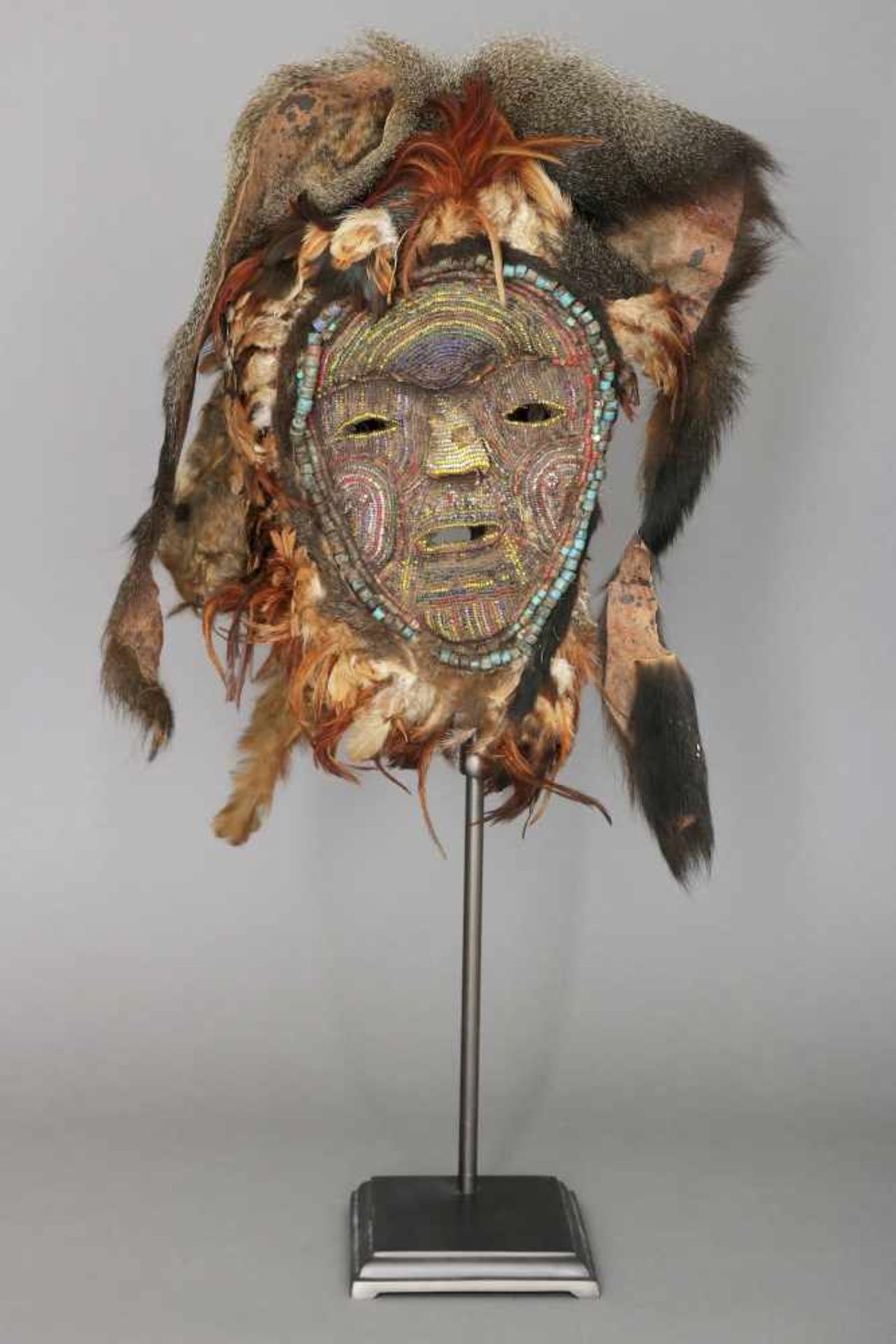 Afrikanische Tanzmaske der Tabwa, KongoLeder, farbige beads, Federn und Tierfell, H ca. 40cm