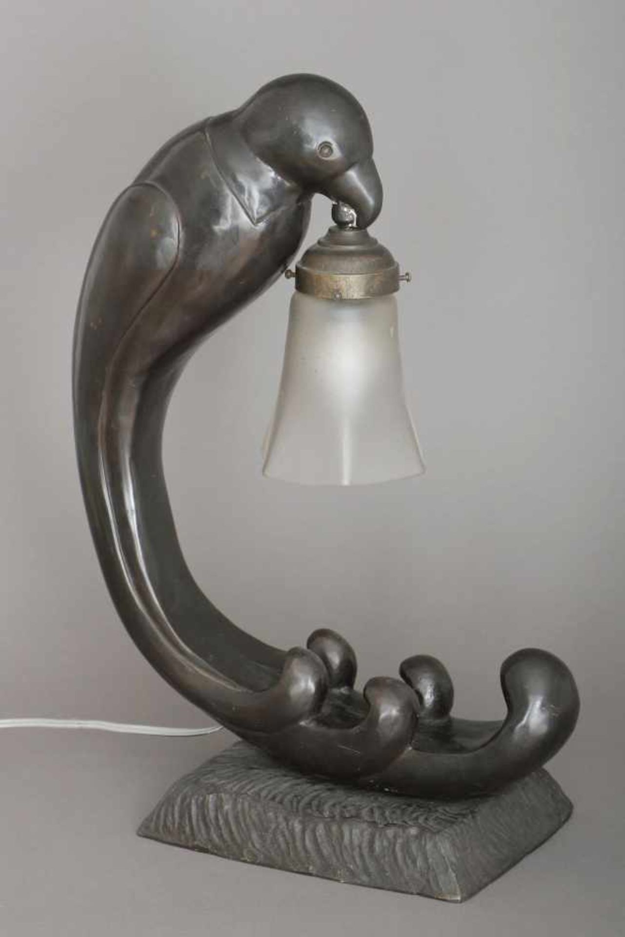 Art Deco Tischlampedunkel patiniertes Metall, Fuß in Form einer Vogelfigur, einen Trichterschirm