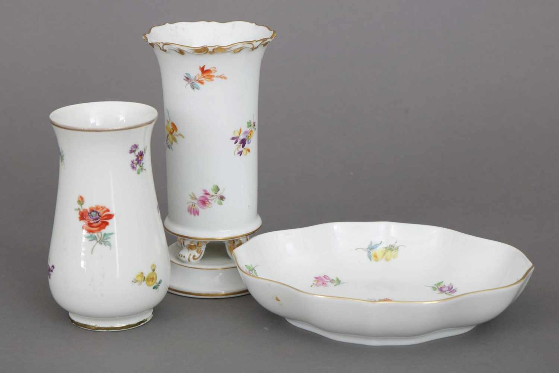 Konvolut MEISSEN Porzellan (3 Teile)Dekor ¨Streublume¨, Goldrand, bestehend aus 1 oval-passigen