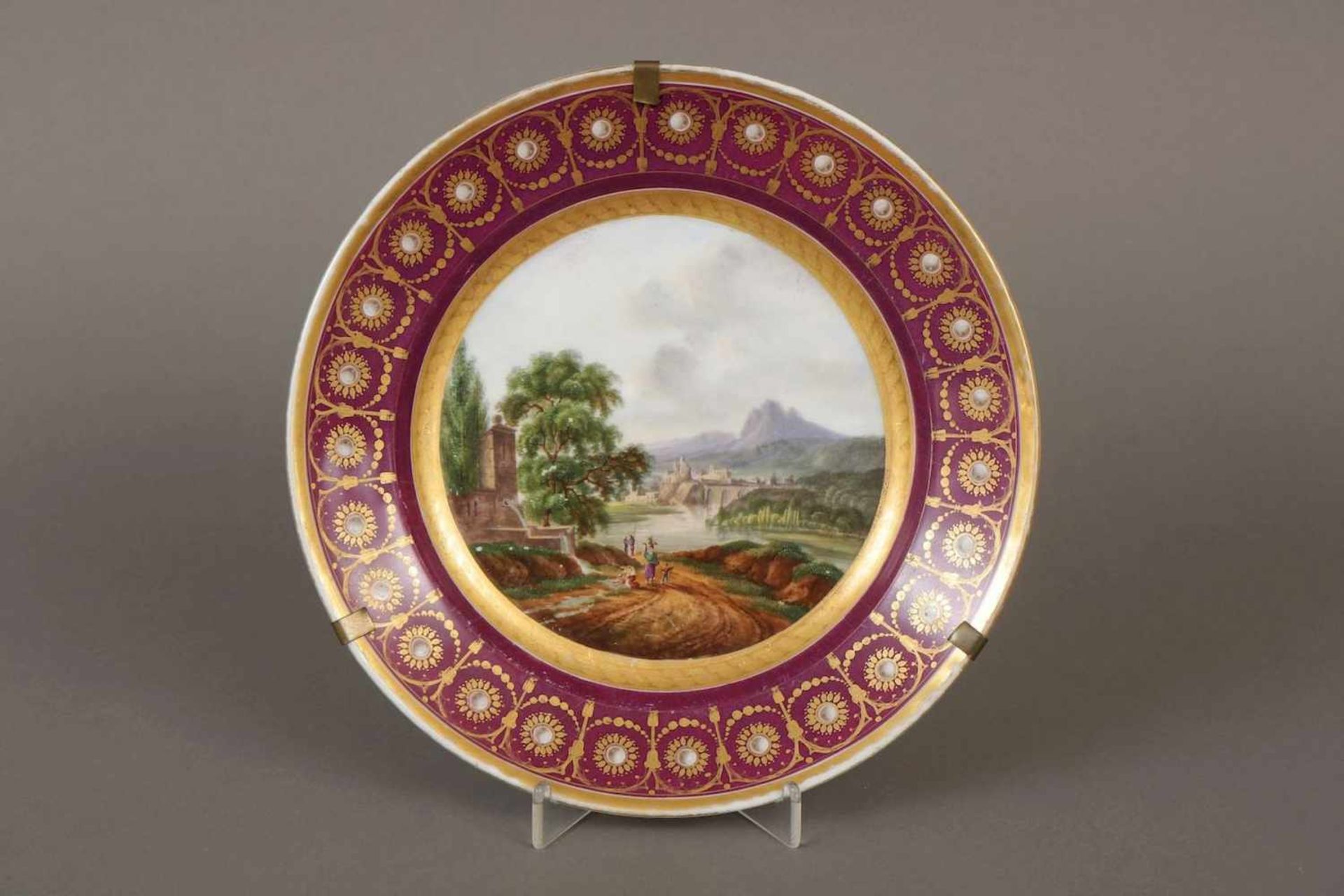 Teller im Wiener StilPorzellan, um 1800, im Spiegel feine Landschaftsmalerei mit Figuren und