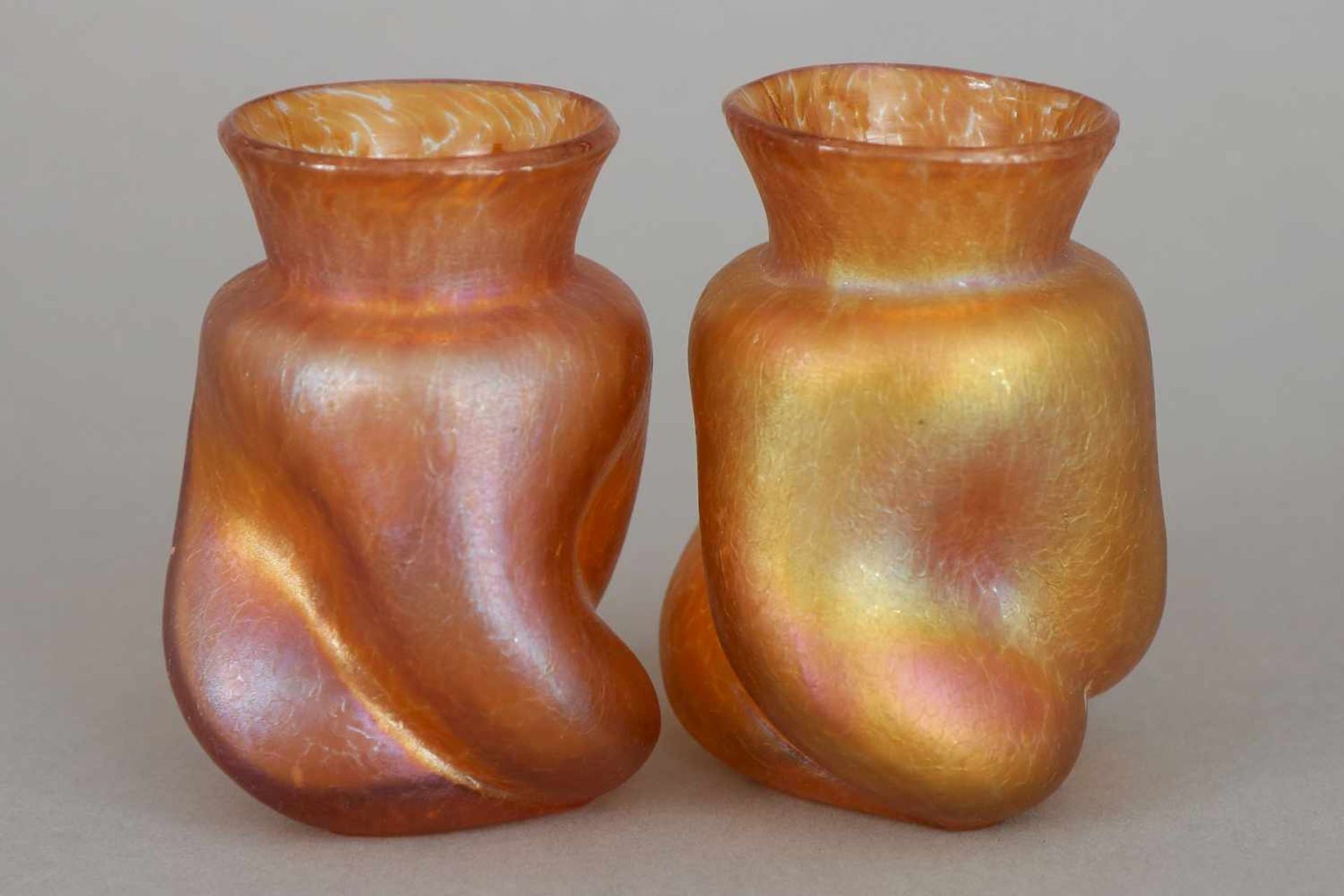 Paar LÖTZ Vasengelb-orangefarbenes Glas, gedrehte, wulstige Wandung, H ca. 10cm