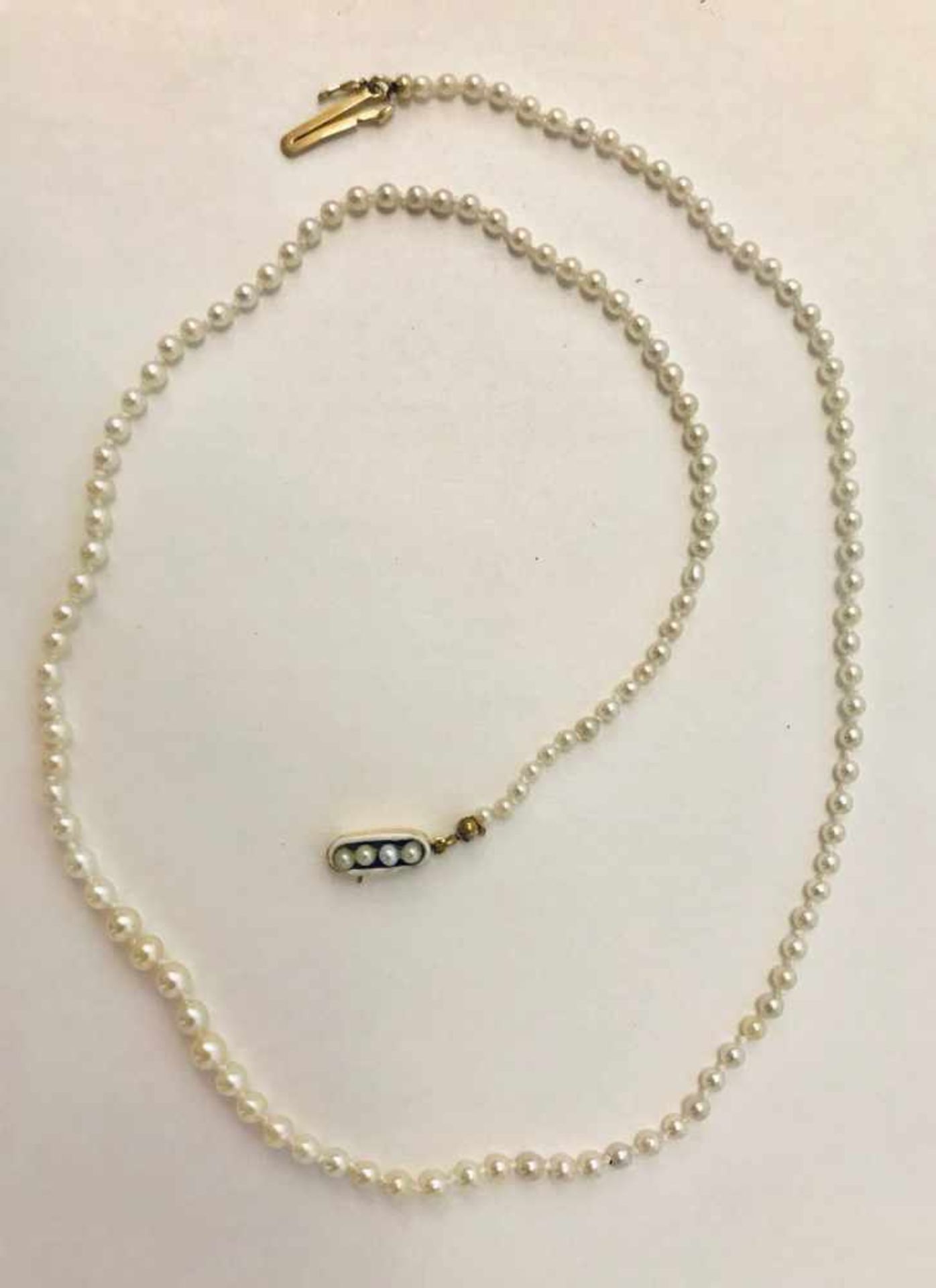 Zarte Perlenketteweiße Orientperlen (2-3,5mm), auf ovaler Schließe 4 kleine Perlen (1 Perle - Bild 3 aus 3