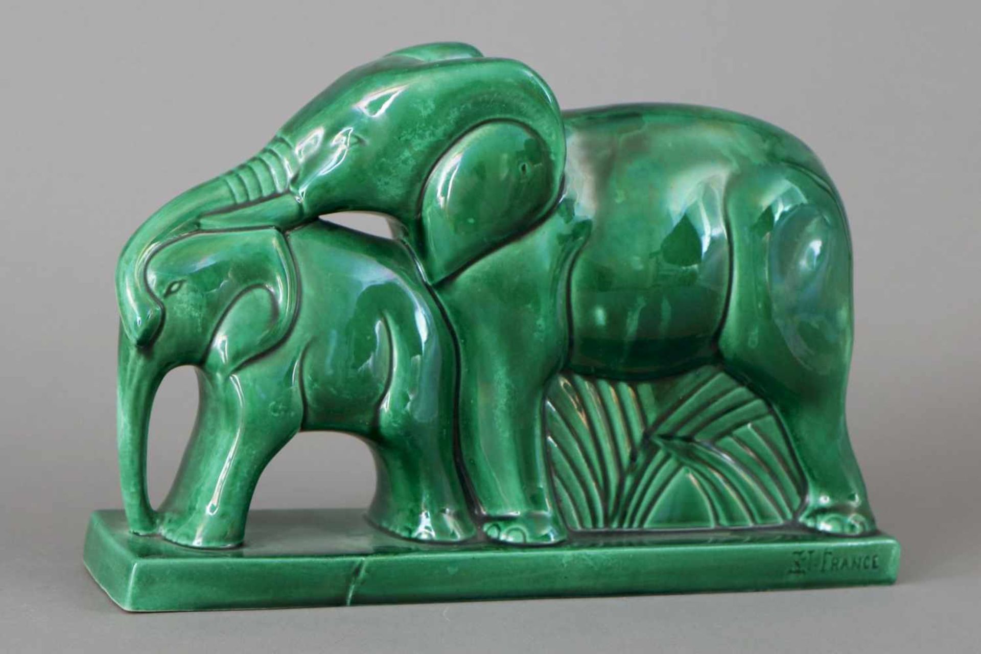 CHARLES LEMANCEAU (1905-1980) Keramikfigur ¨Elefanten¨grün glasiert, auf eckigem Stand, H 22cm, L