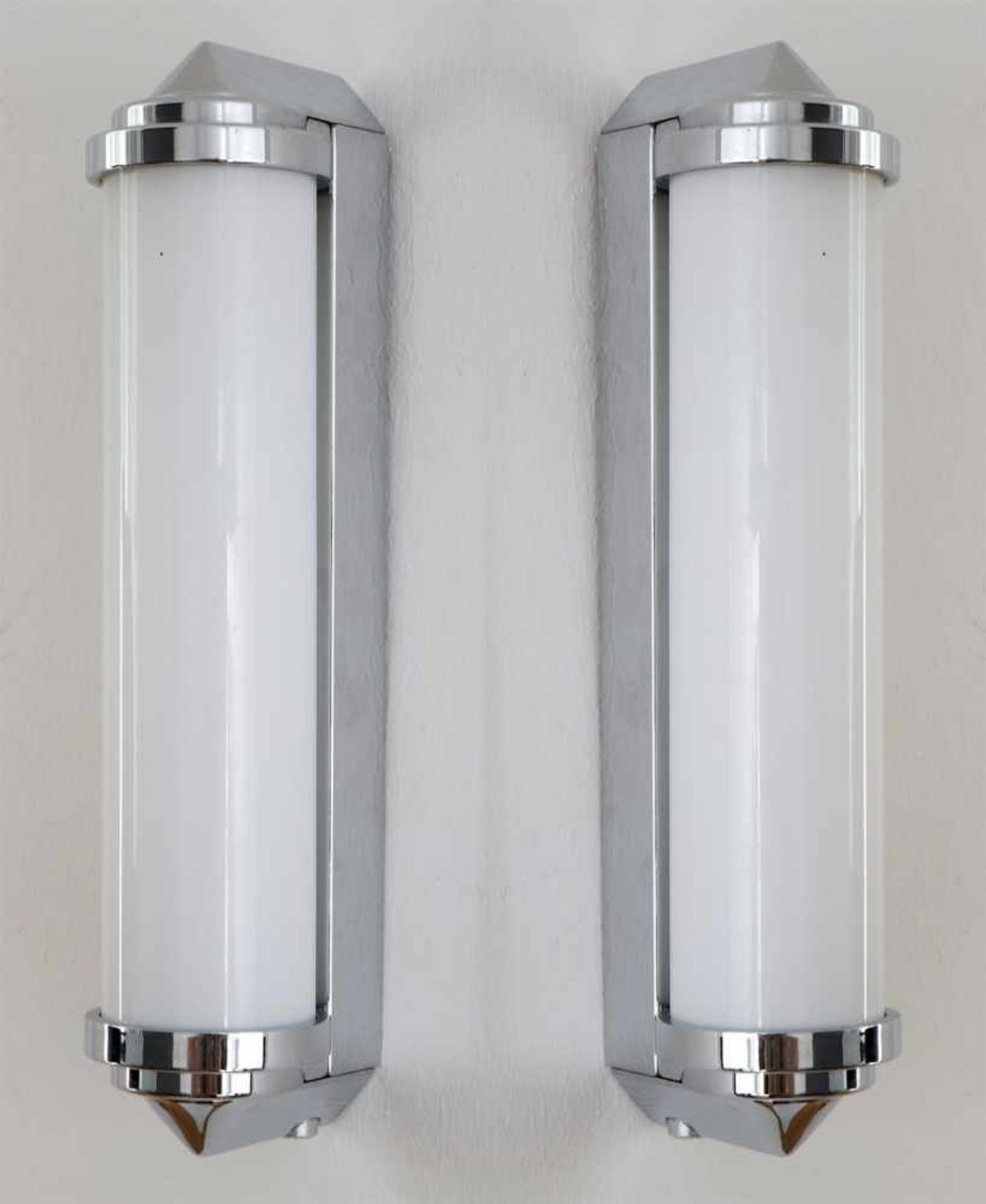 Paar Wandlampen im Stile des Art Decoverchromtes Metall und Milchglas, Glaszylinder an