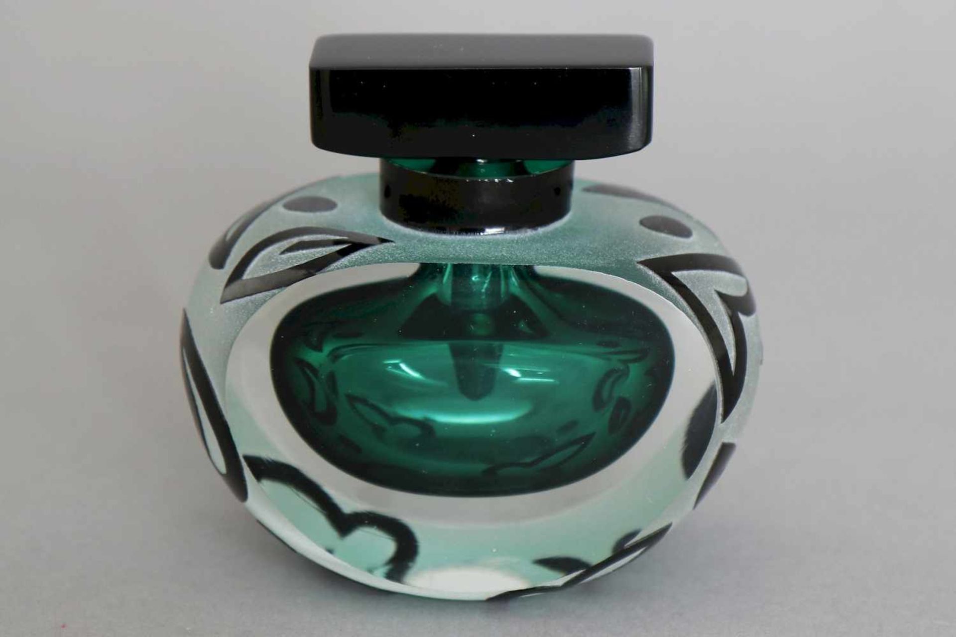 Parfumflakonfarbloses Glas mit grüner Einschmelzung in Sommerso-Technik, Wandung satiniert und mit