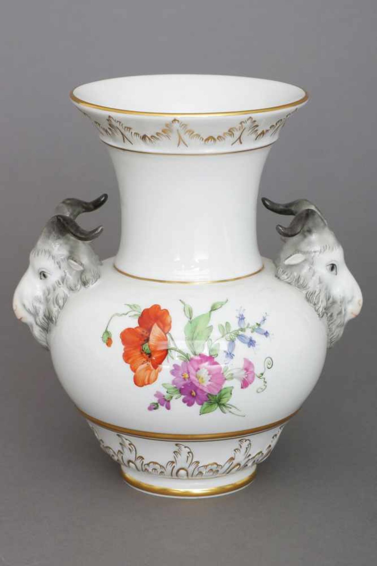 KPM Porzellanvase ¨Kurland¨mit plastischen Widderköpfen, beidseitig polychromes Blumendekor,