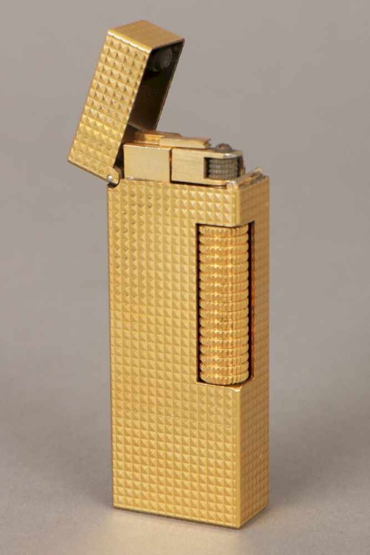 DUNHILL Feuerzeug ¨Rollagas Gold Barley¨vergoldet, hocheckige Form mit feinem, geomtrischem Dekor (