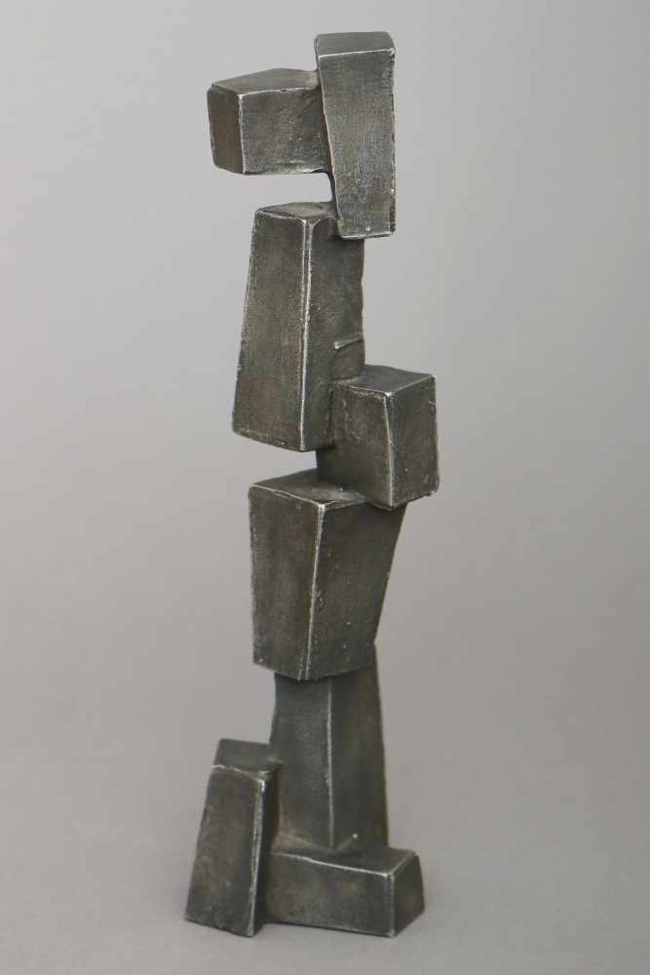 HANS STEINBRENNER (1928 - 2008) Bronzefigur ¨Stele¨ (in die Höhe gestapelte Blöcke)dunkel patiniert,