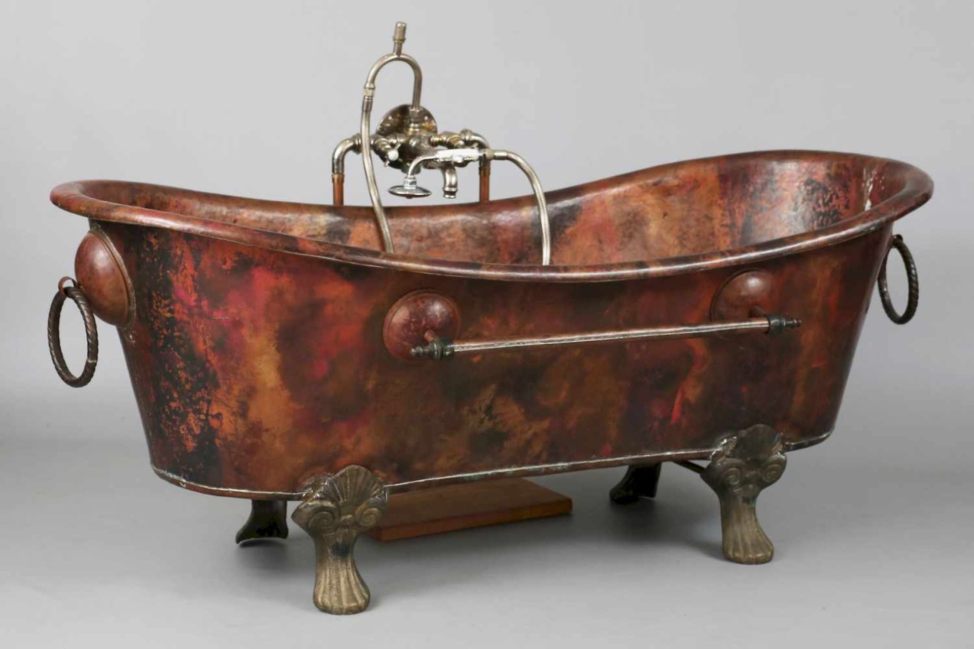 Kupfer-Badewanne im Stile des 19. Jahrhundertsovaler, schiffchenförmiger Korpus mit überkragendem