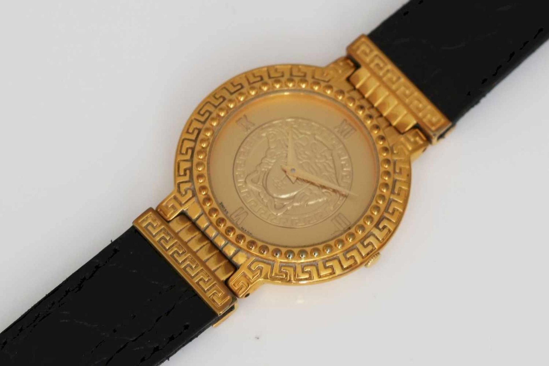 Gianni Versace Armbanduhr ¨Medusa¨rundes, vergoldetes Gehäuse, Lünette mit Perlband und reliefiertem