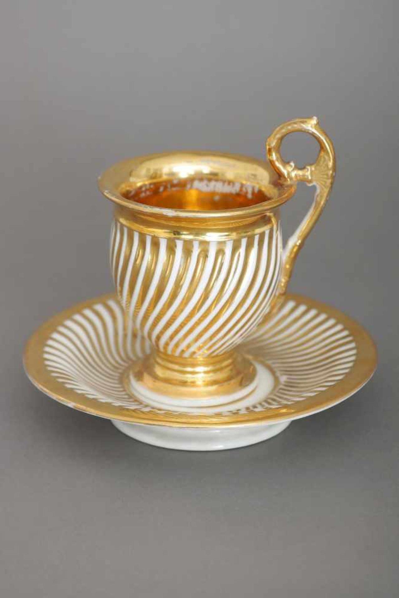 Empiretasse mit Untertasse19. Jhdt., ungemarkt, Weißporzellan mit Goldstaffage, Glockenform mit