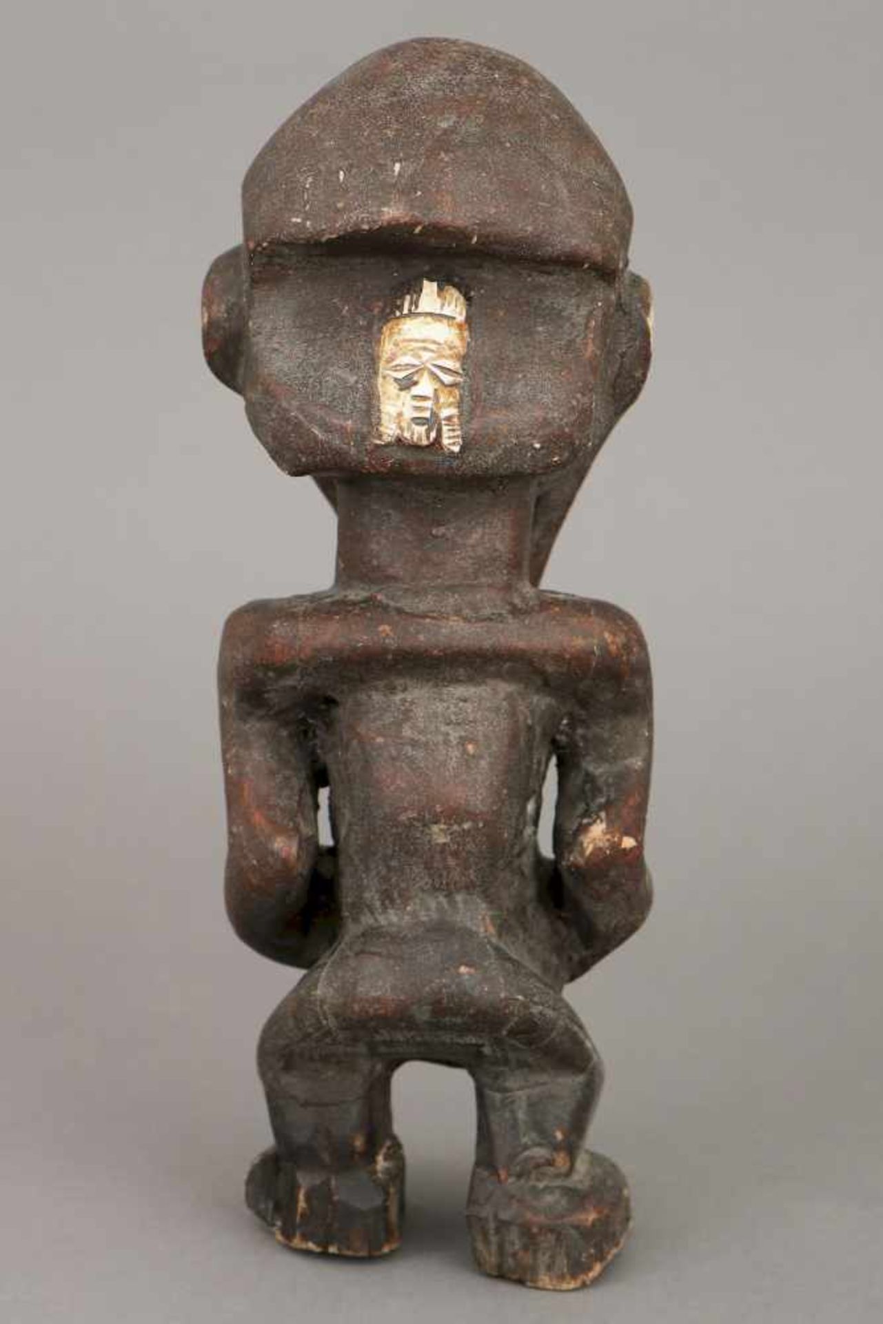 Afrikanische RitualfigurHolz, dunkel patiniert, Zentralafrika (wohl Kamerun), stehende Figur mit - Image 2 of 2