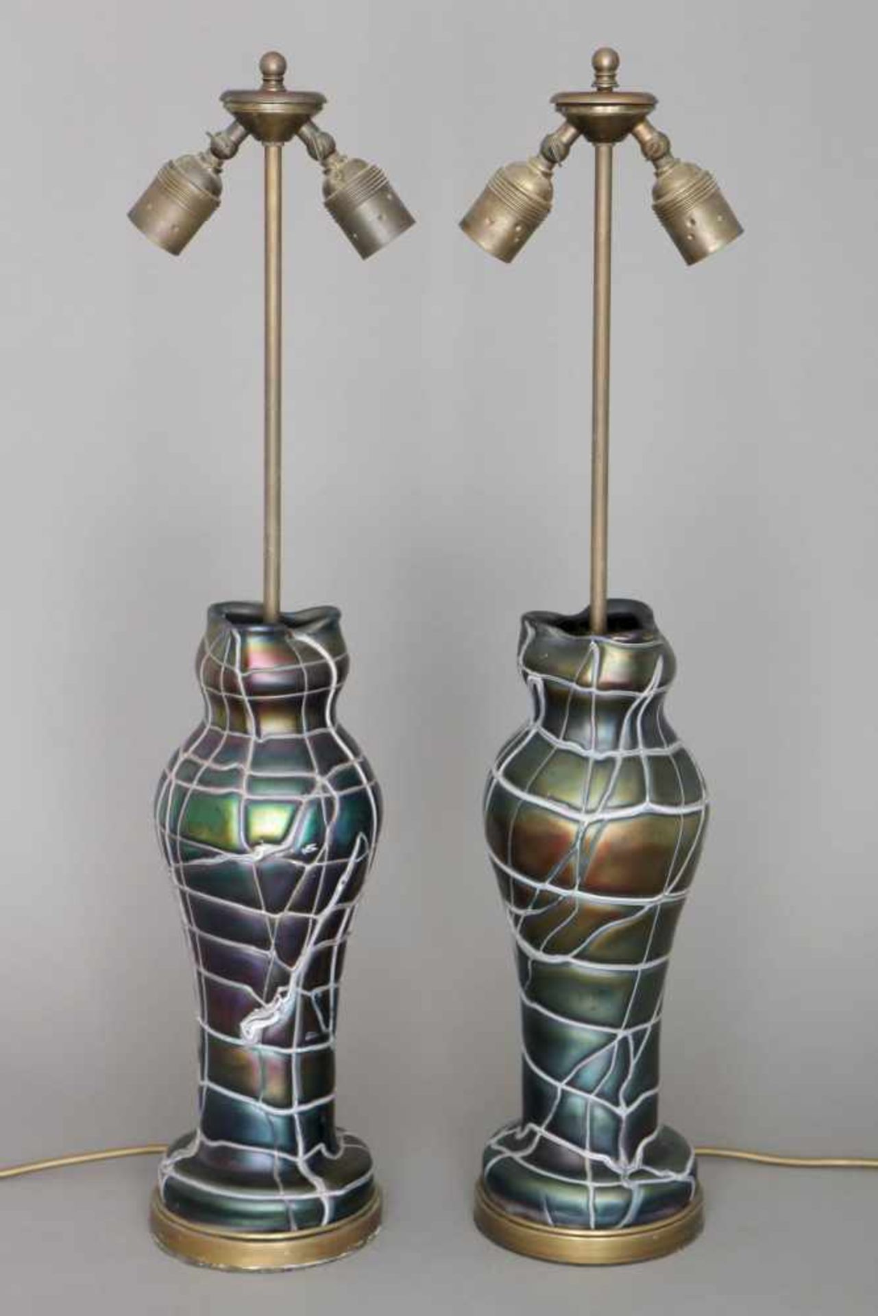 Paar PALLME KÖNIG TischlampenVasenstand aus violettem, lüstrierendem und irisierendem Glas mit