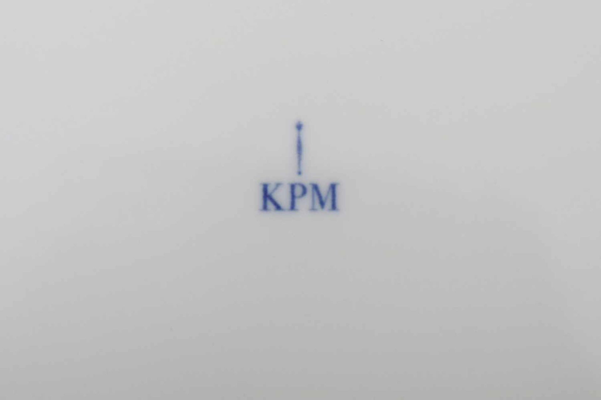 KPM BERLIN (Rest-)ServiceWeißporzellan mit grauem Rand und ¨DP¨-Monogramm, teilweise mit Bisquit- - Bild 4 aus 5
