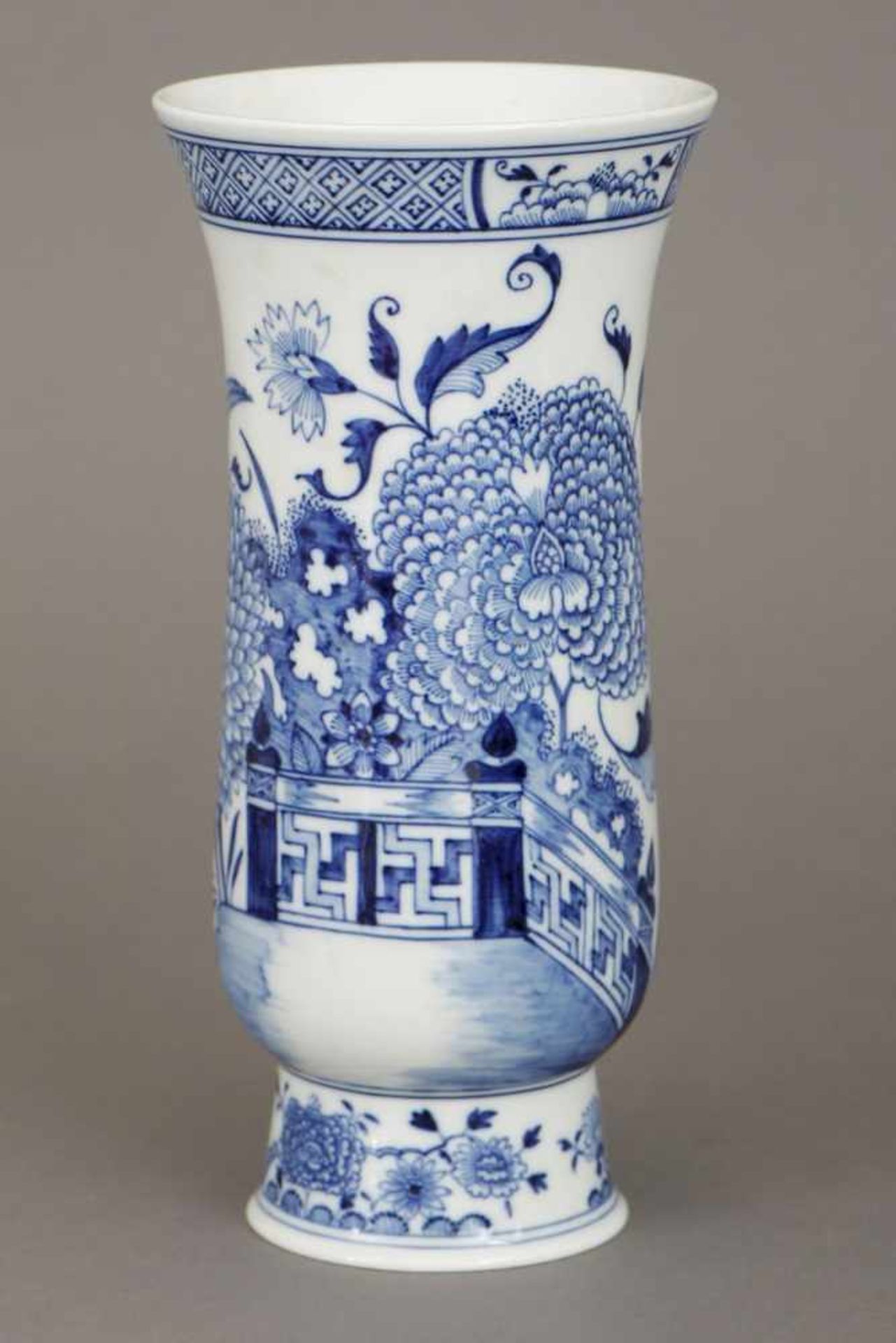 MEISSEN Porzellanvase2. Hälfte 20. Jhdt., spindelförmiger Korpus auf kurzem, zylindrischem Stand,