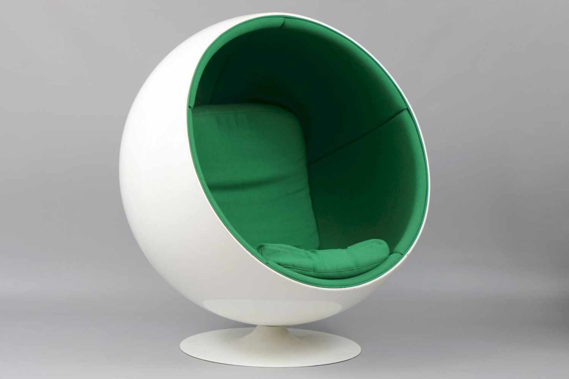 EERO AARNIOS ¨Ball Chair¨Entwurf aus dem Jahr 1963, Ausführung wohl um 1970, kugelförmiger