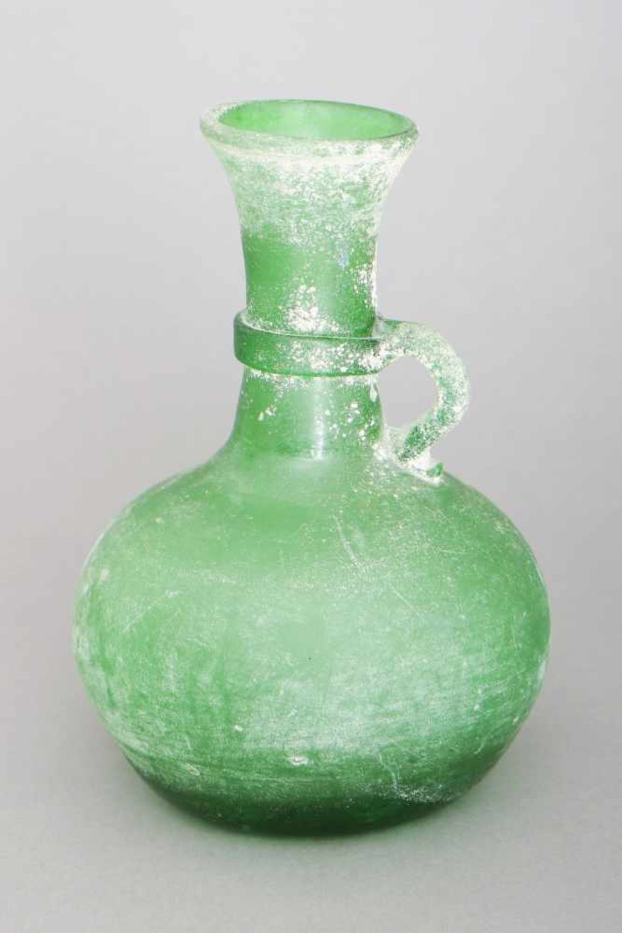 Glas-Henkelvase in Scavo-Technik (wohl MURANO)grünes Glas, im Stile der Antike, Henkelgriff, H ca.