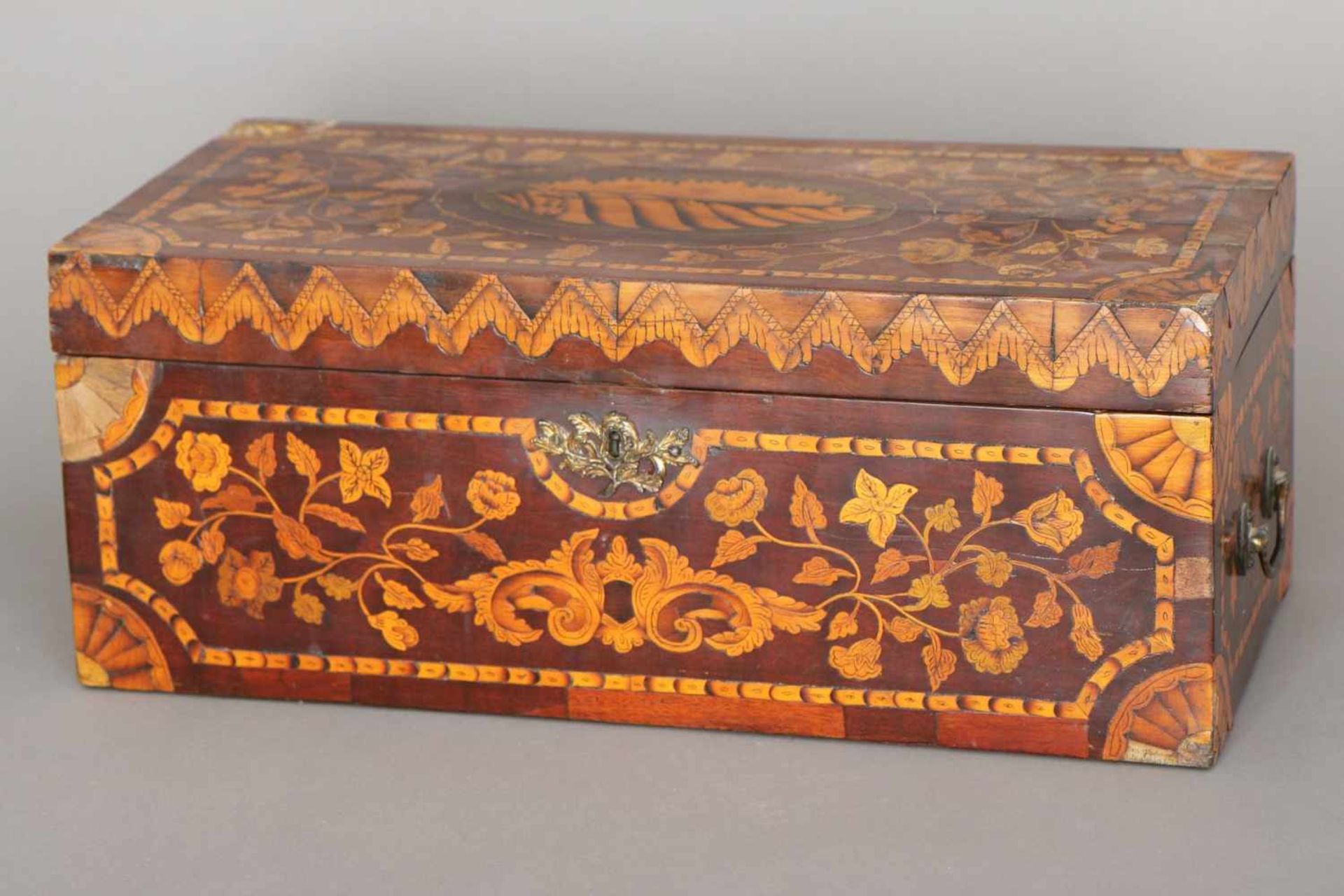 HolzschatulleEngland (Georgian), um 1800, eckige Box mit Scharnierdeckel, aufwendig intarsiert (
