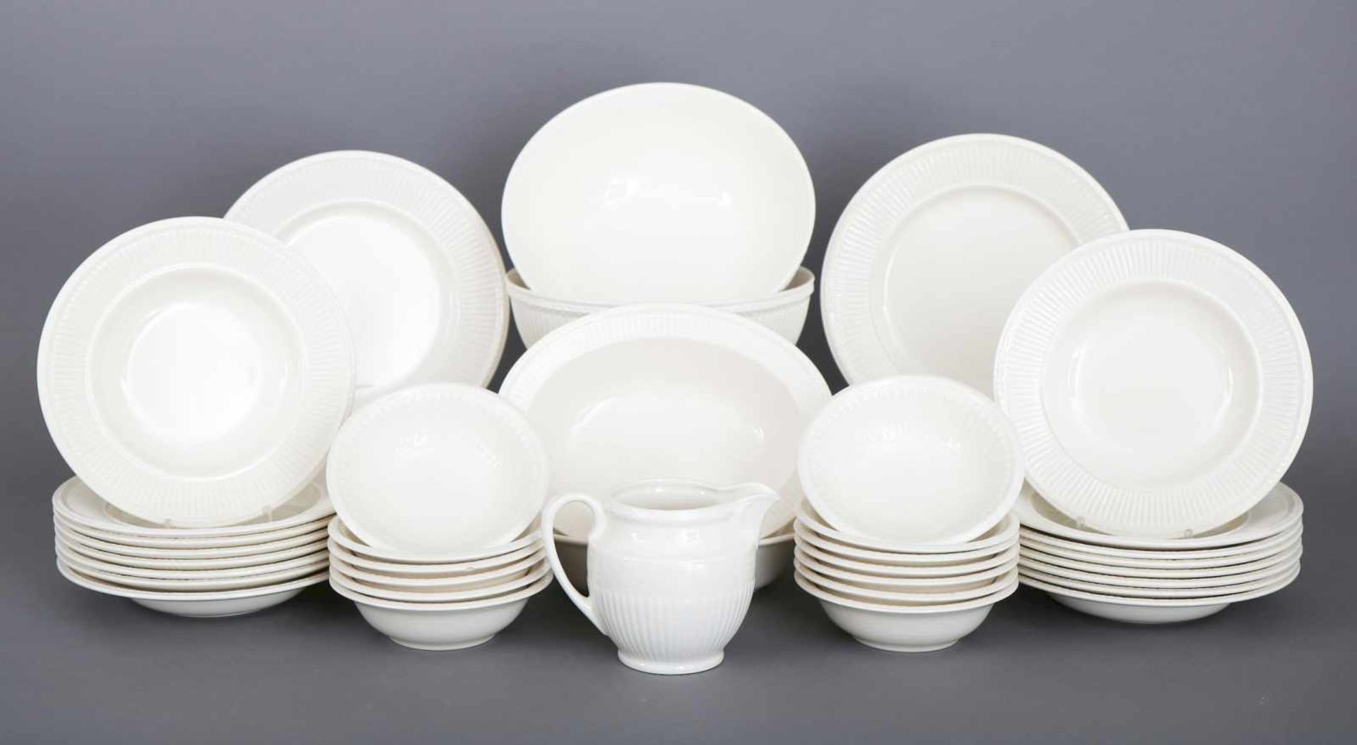 Umfangreiches WEDGWOOD Speiseservice ¨Queen Ware¨/¨Edme¨beige glasiert, geripptes Dekor, bestehend