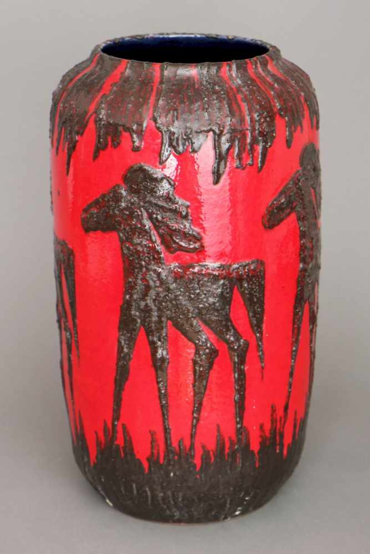 Mid-Century Keramikvasewohl Italien, um 1960, schwarzes Pferdedekor auf rotem Grund, H ca. 38cm