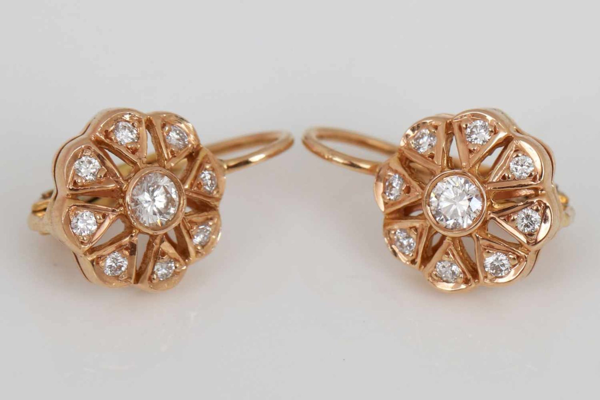 Paar Ohrhänger18K Rotgold und 8 Diamanten, mittig ein Brillant (ca. 0,08ct.), Blütenform, L ca. 1, - Bild 2 aus 2