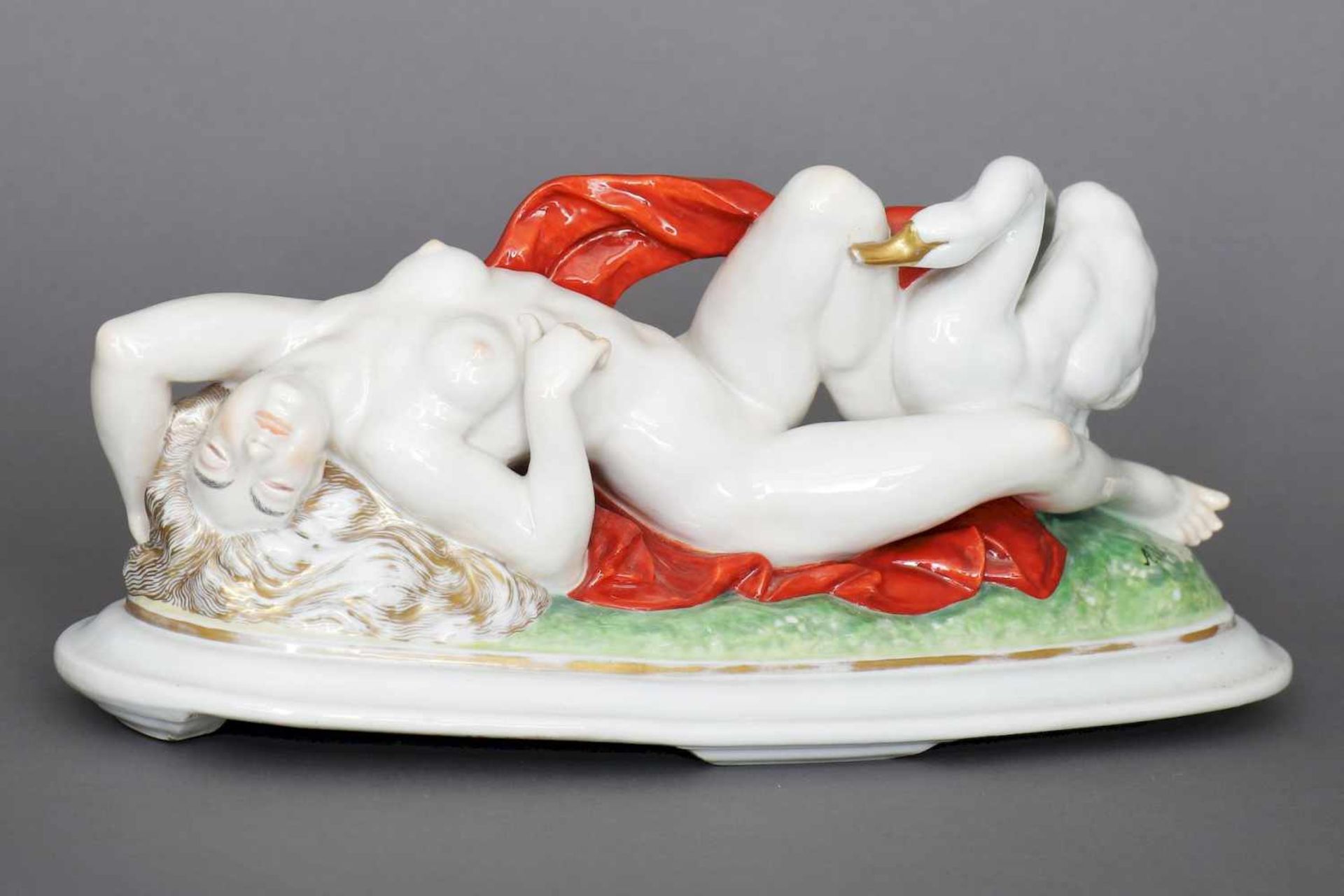 ENS (Thüringen) Porzellanfigur ¨Leda mit dem Schwan¨Entwurf AUGUST WILHELM GOEBEL (1883-?), sparsame