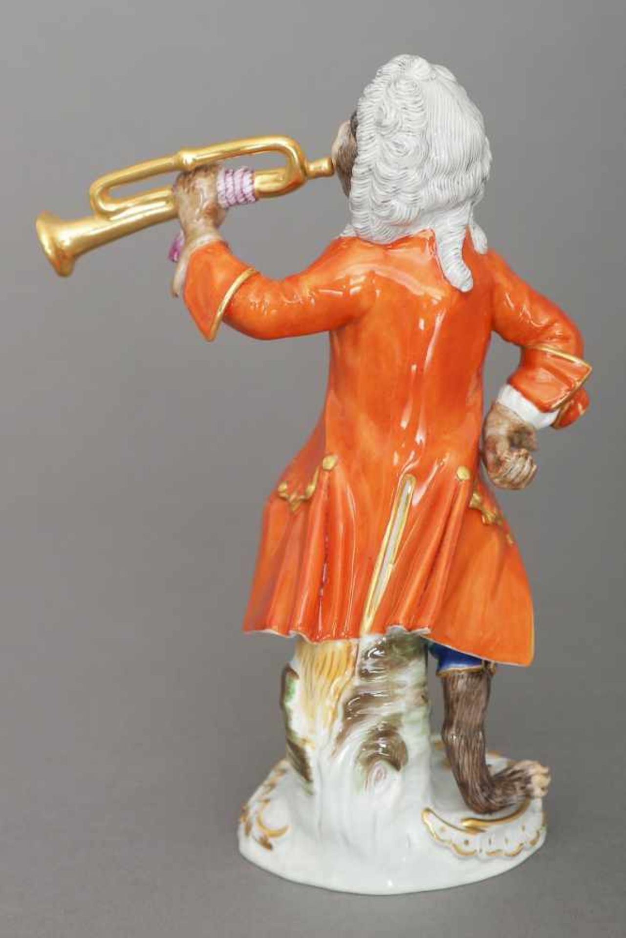 MEISSEN Porzellanfigur ¨Trompeter¨ aus der ¨Affenkapelle¨Entwurf J.J. KAENDLER, Ausführung des - Bild 2 aus 3