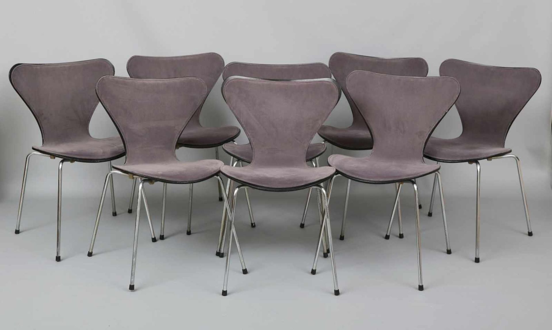 8 Arne Jacobsen ¨Serie 7¨ StühleAusführung Fritz Hansen, wohl um 1980, schwarz lackierter