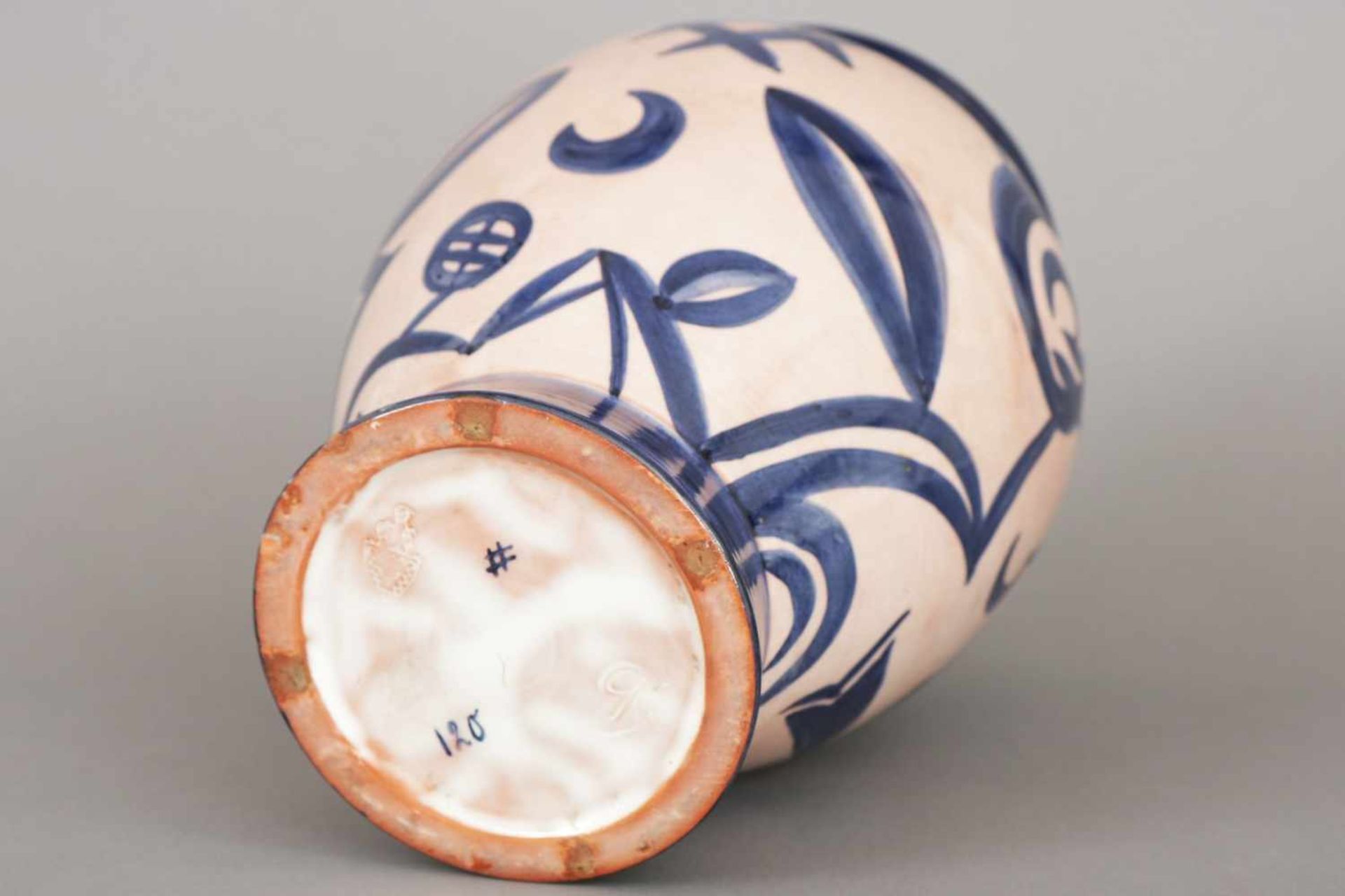 KIELER KUNSTKERAMIK VaseEntwurf AUGUSTA KAISER, ovoider, leicht hochbauchiger Korpus mit leicht - Bild 2 aus 2