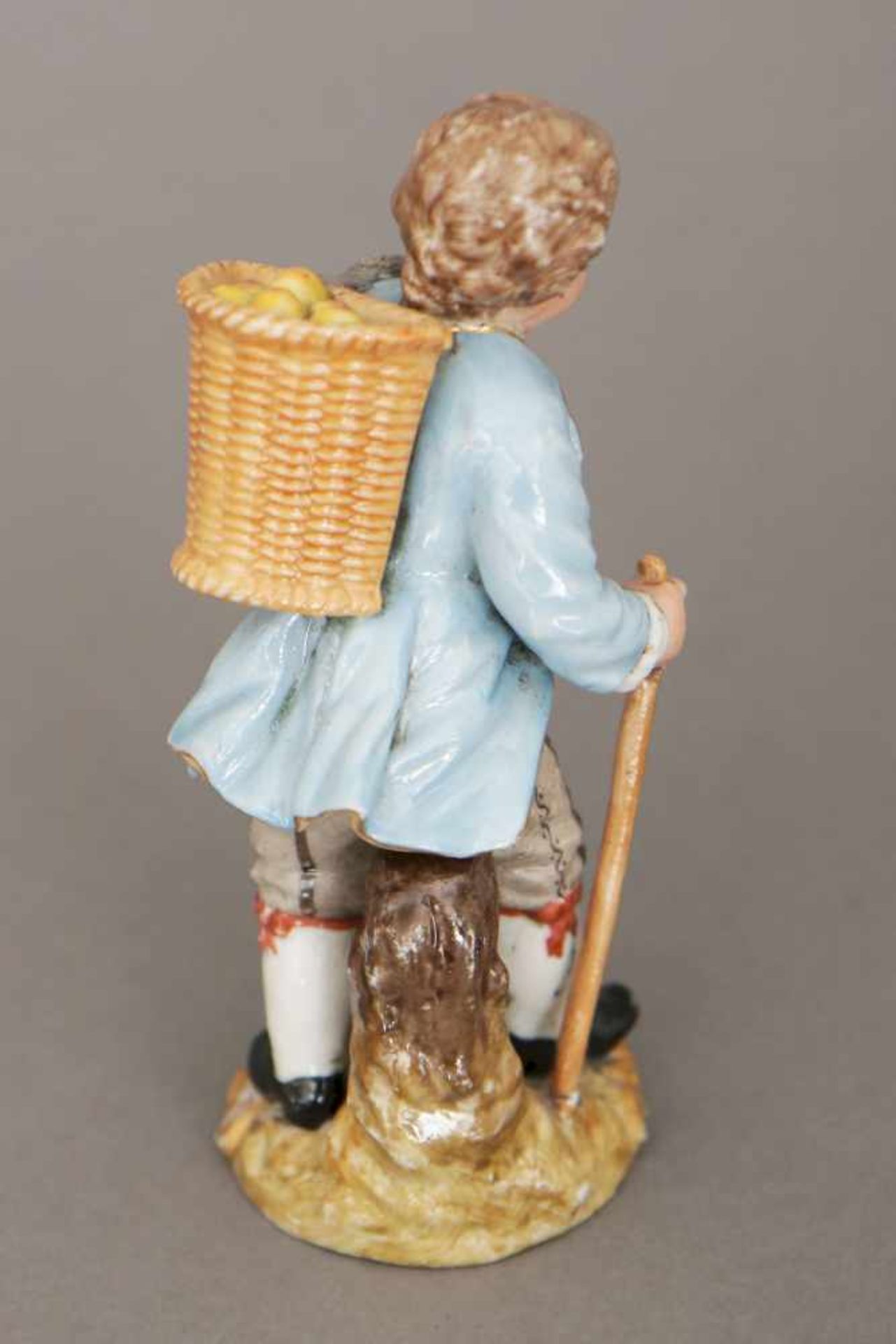 MEISSEN Porzellanfigur ¨Junger Bauer mit Weidenkorb und Gehstock¨um 1930, farbig staffiert, H ca. - Bild 2 aus 3