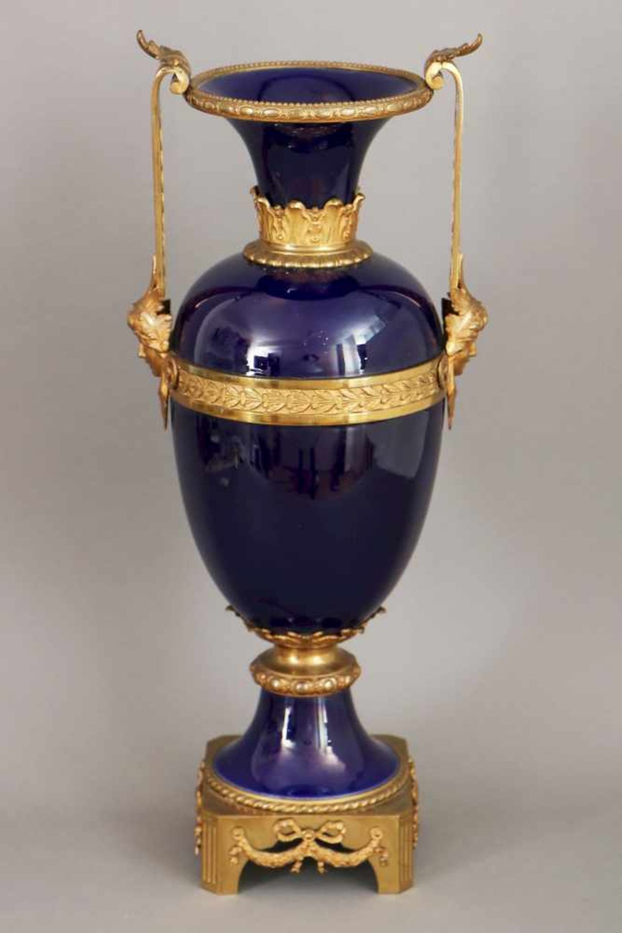 Amphorenvase im Stile des EmpirePorzellan, wohl um 1920, kobaltblau glasierter, ovoider Korpus mit