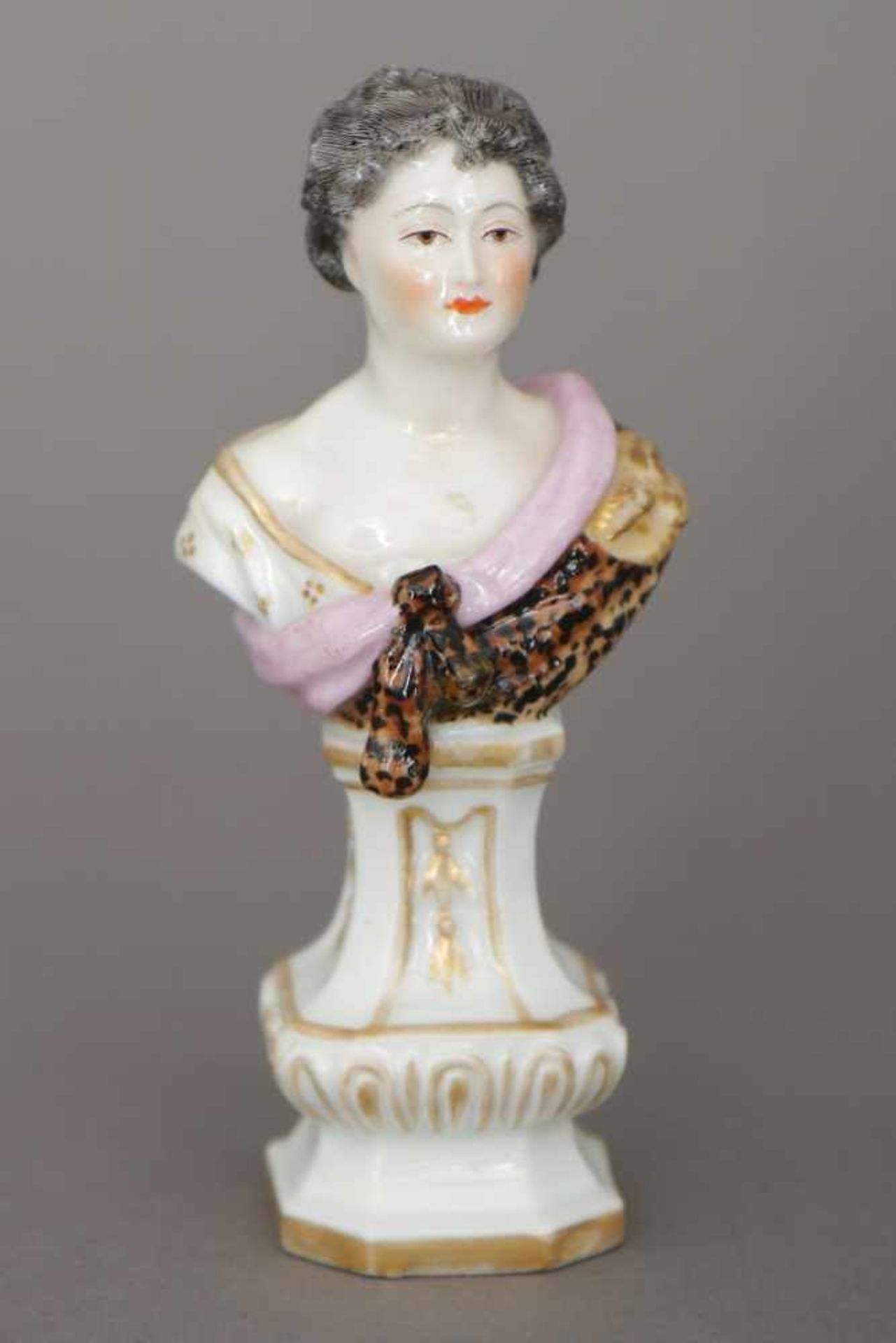 MEISSEN Porzellanfigur ¨Büste einer Dame¨19. Jhdt., farbig staffiert, auf Balusterstand, H ca. 11cm