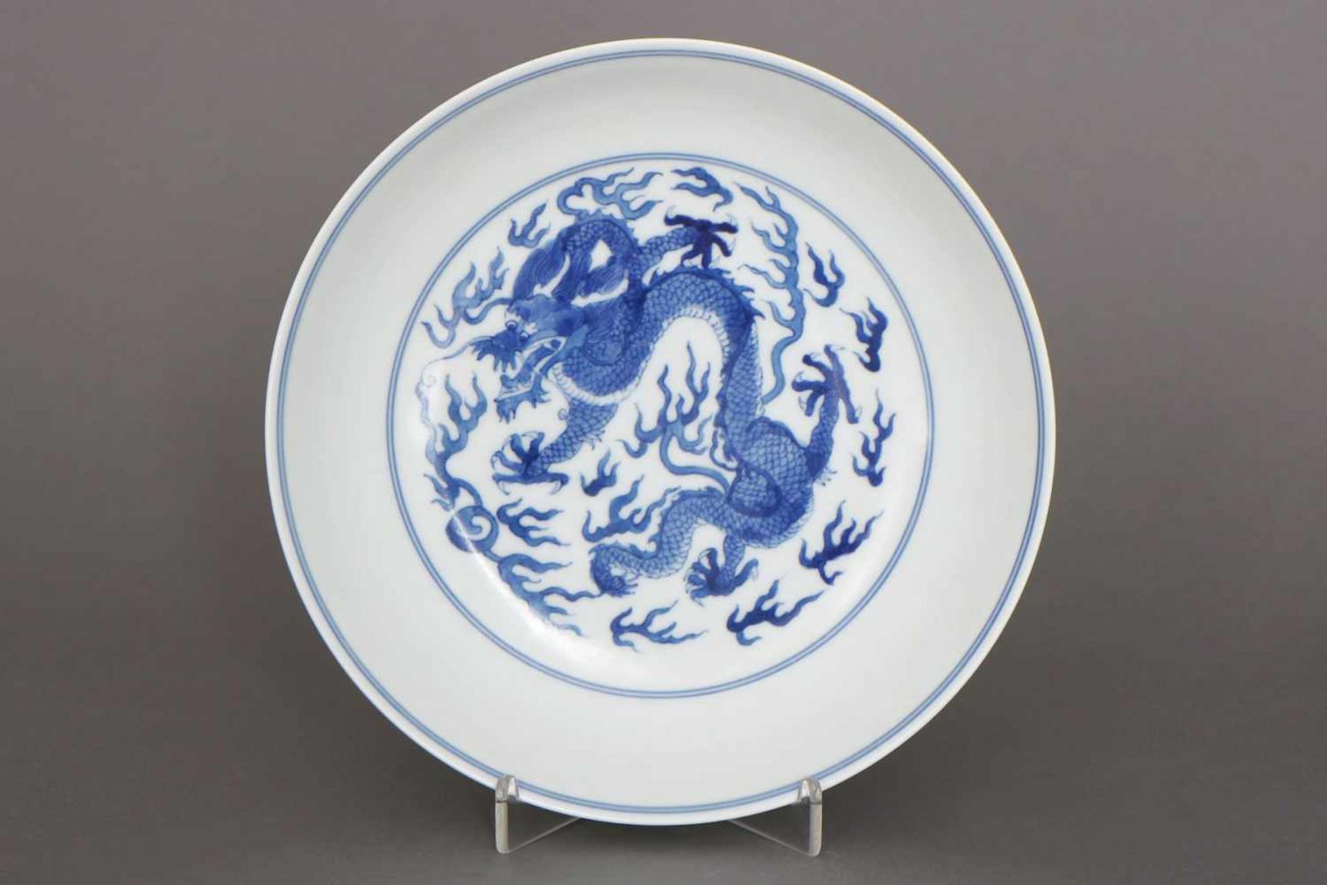 Chinesischer Porzellantellerrunde, vertiefte Form, im Spiegel sowie auf Fahne umlaufend blaues