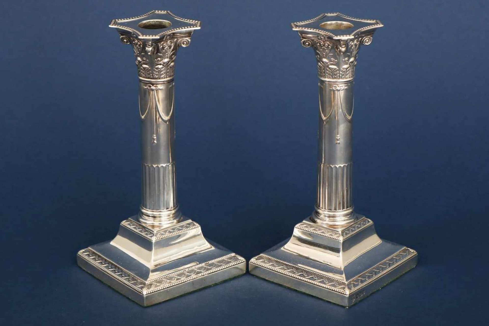 Paar Silber KerzenleuchterSheffield 1903, Säulenschaft auf eckigem Stand, Tüllen in Form