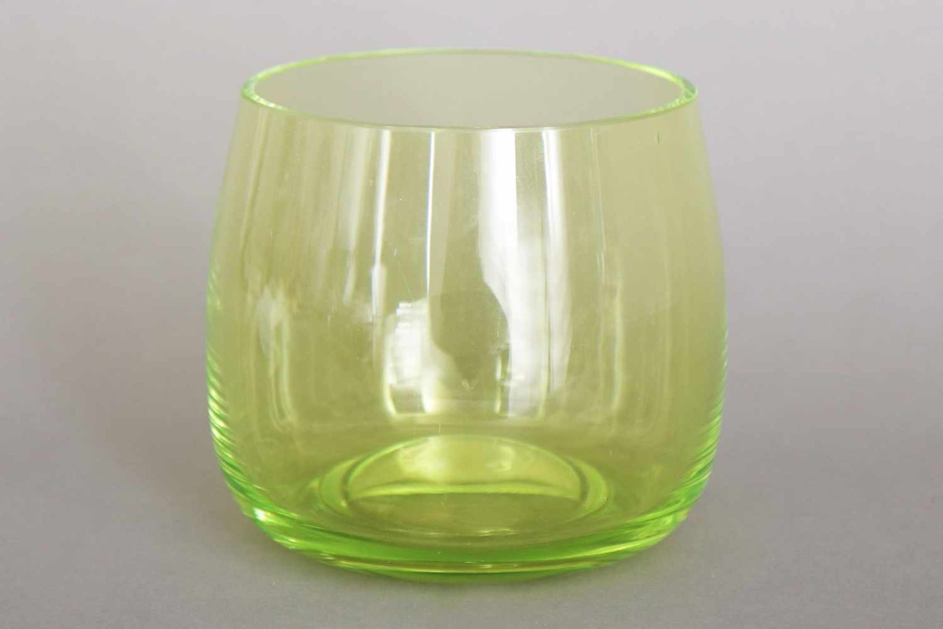 Glasvase¨Uranglas¨ (grün-gelb), tiefbauchige Form, ungemarkt, H 14,5cm, D 14cm