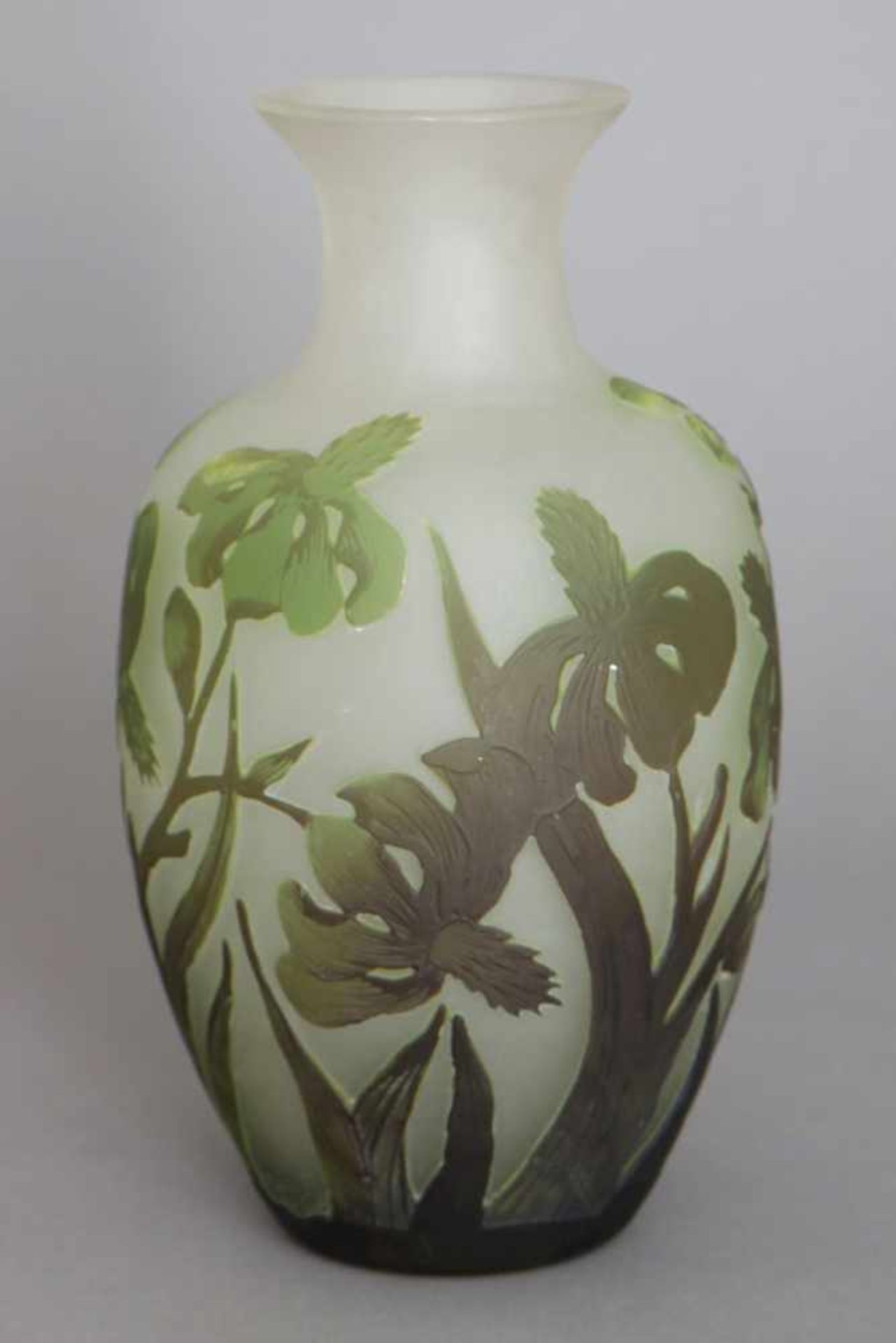 Vase im Stile des französischer Art NouveauGlas, farblos, satiniert und grün überfangen,