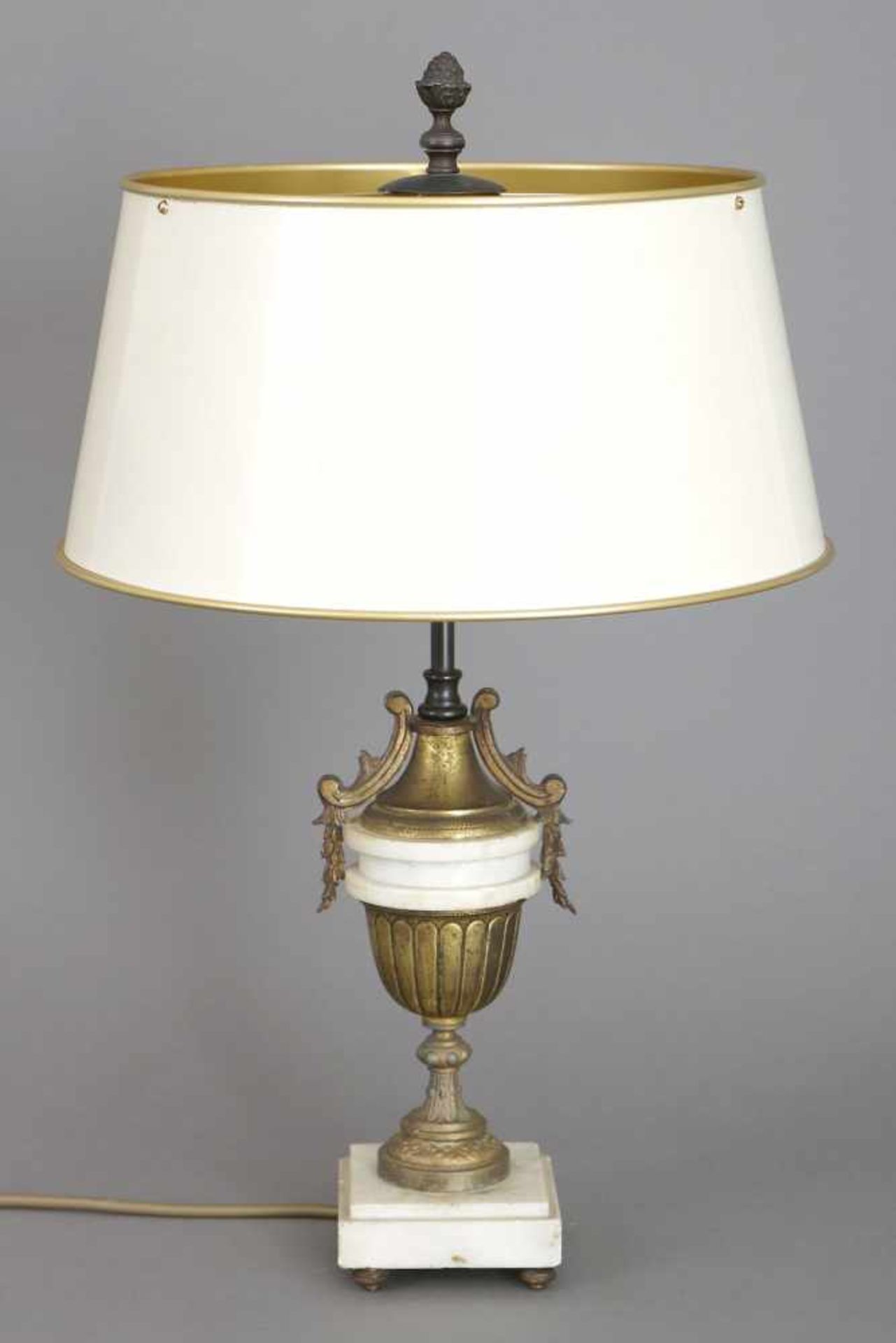 Tischlampe ¨Napoleon III.¨Fuß in Form eines Beistellers (Vasengefäß), heller Marmor und