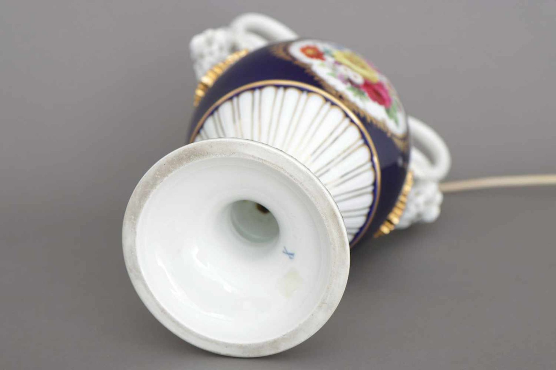 MEISSEN Tischlampe2. Hälfte 20. Jhdt., Fuß in Form einer Schlangenhalsvase, kobaltblauer Fond, - Image 3 of 3