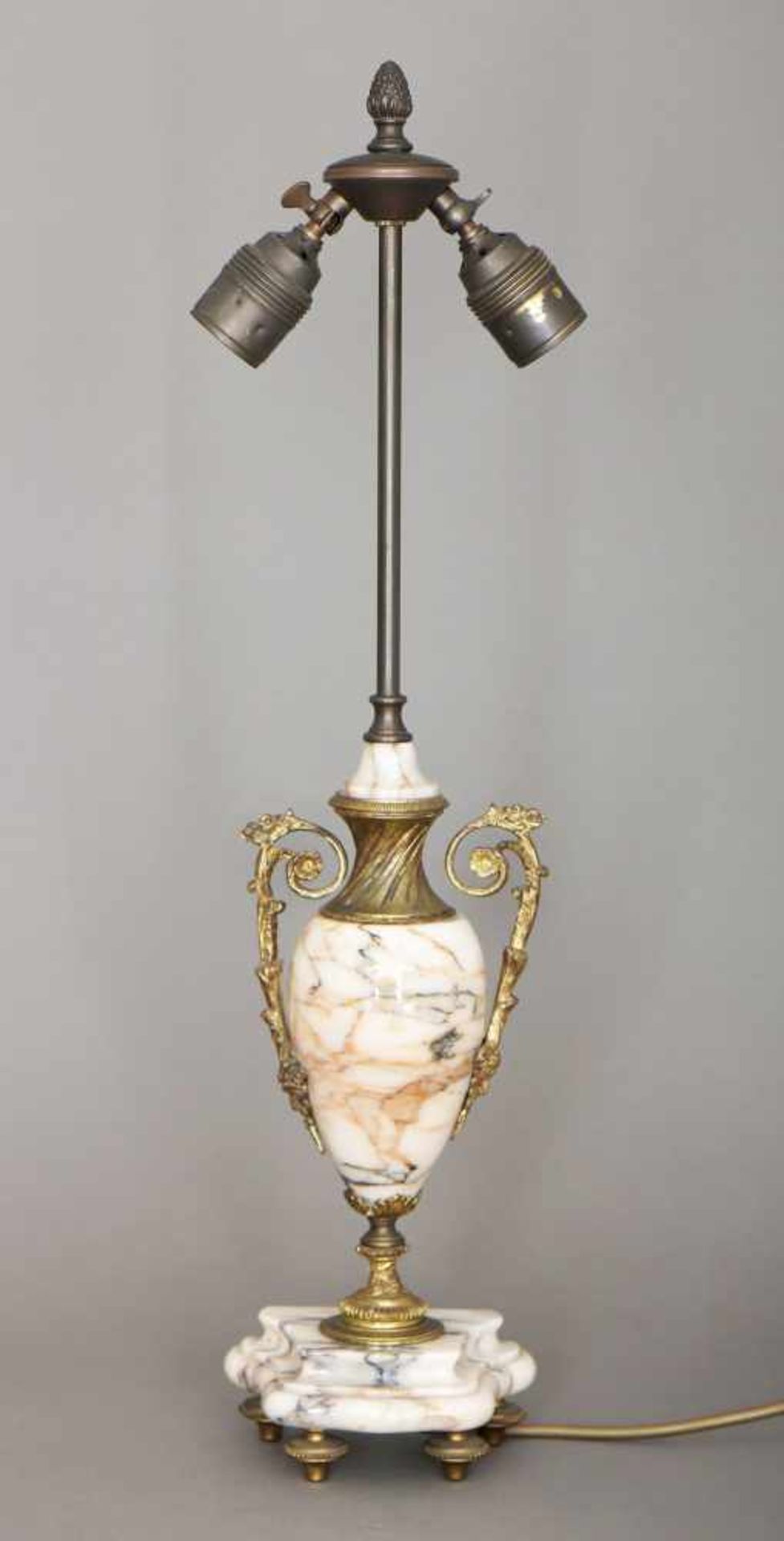 TischlampeFuß in Form eines Beisteller, Napoleon III., Frankreich, 2. Hälfte 19. Jhdt., heller - Bild 2 aus 2