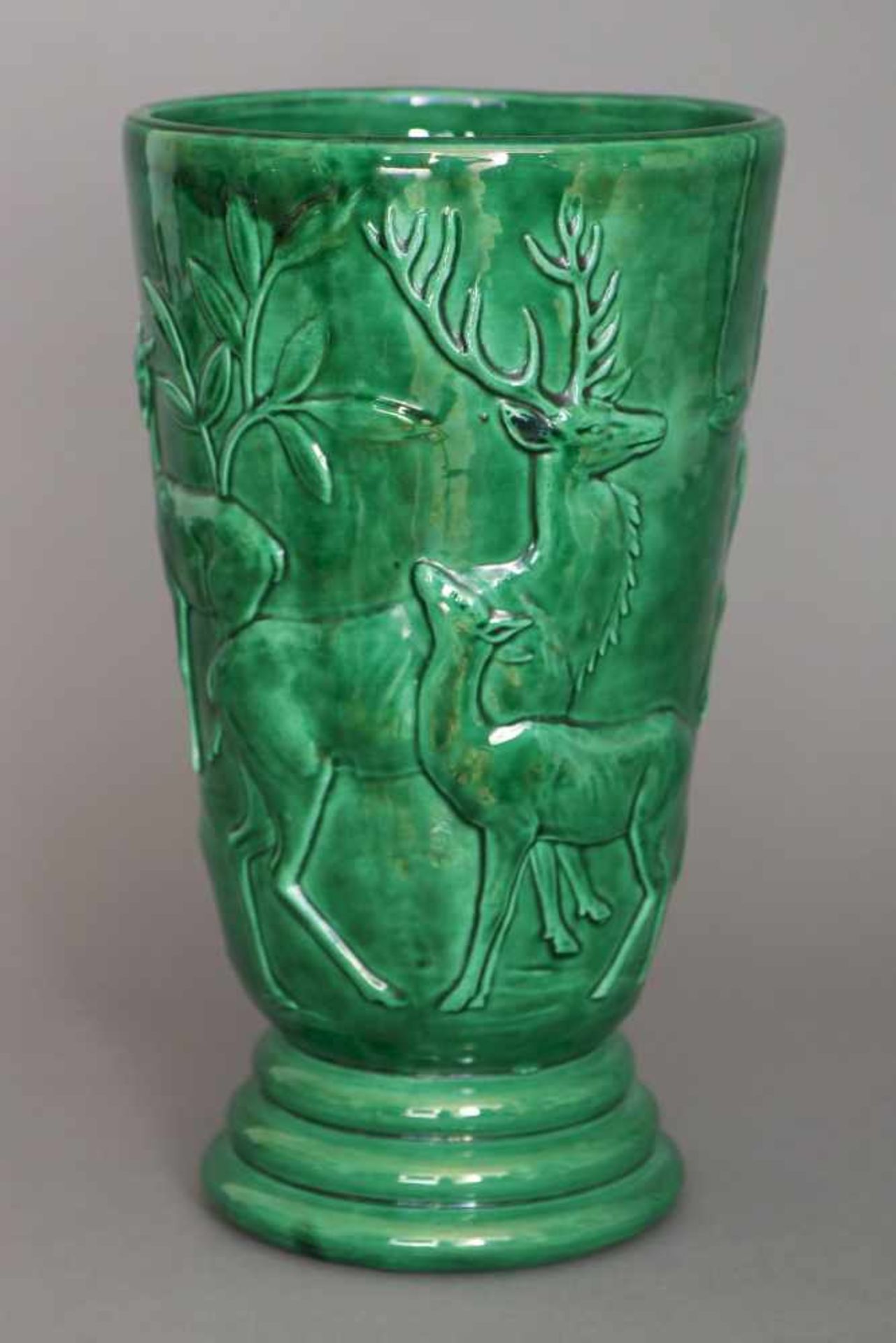 Wohl ST. CLEMENT Keramikvasegrün glasiert, Frankreich, um 1920, mit reliefiertem Hirschdekor,