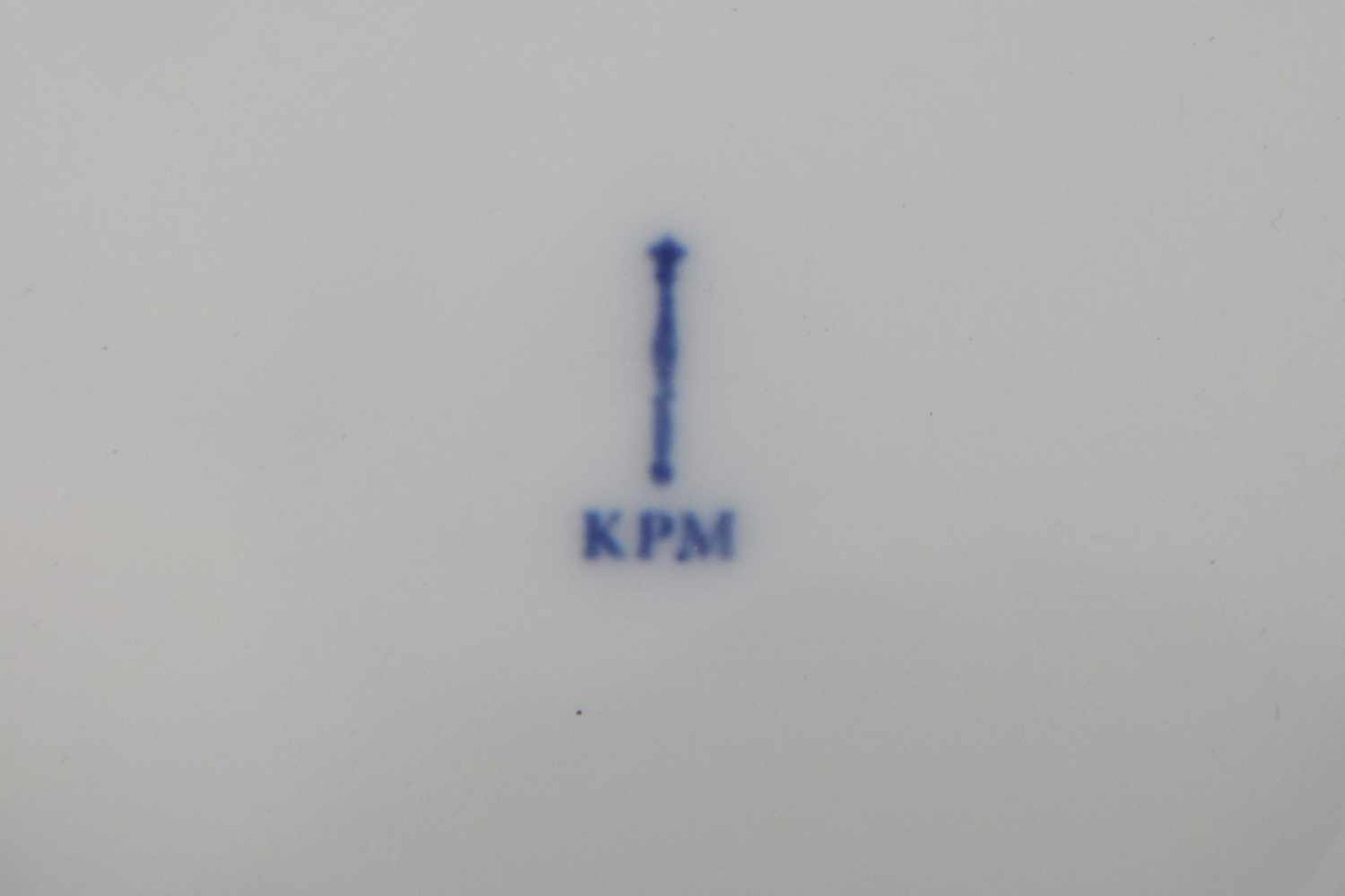 KPM BERLIN (Rest-)ServiceWeißporzellan mit grauem Rand und ¨DP¨-Monogramm, teilweise mit Bisquit- - Bild 5 aus 5