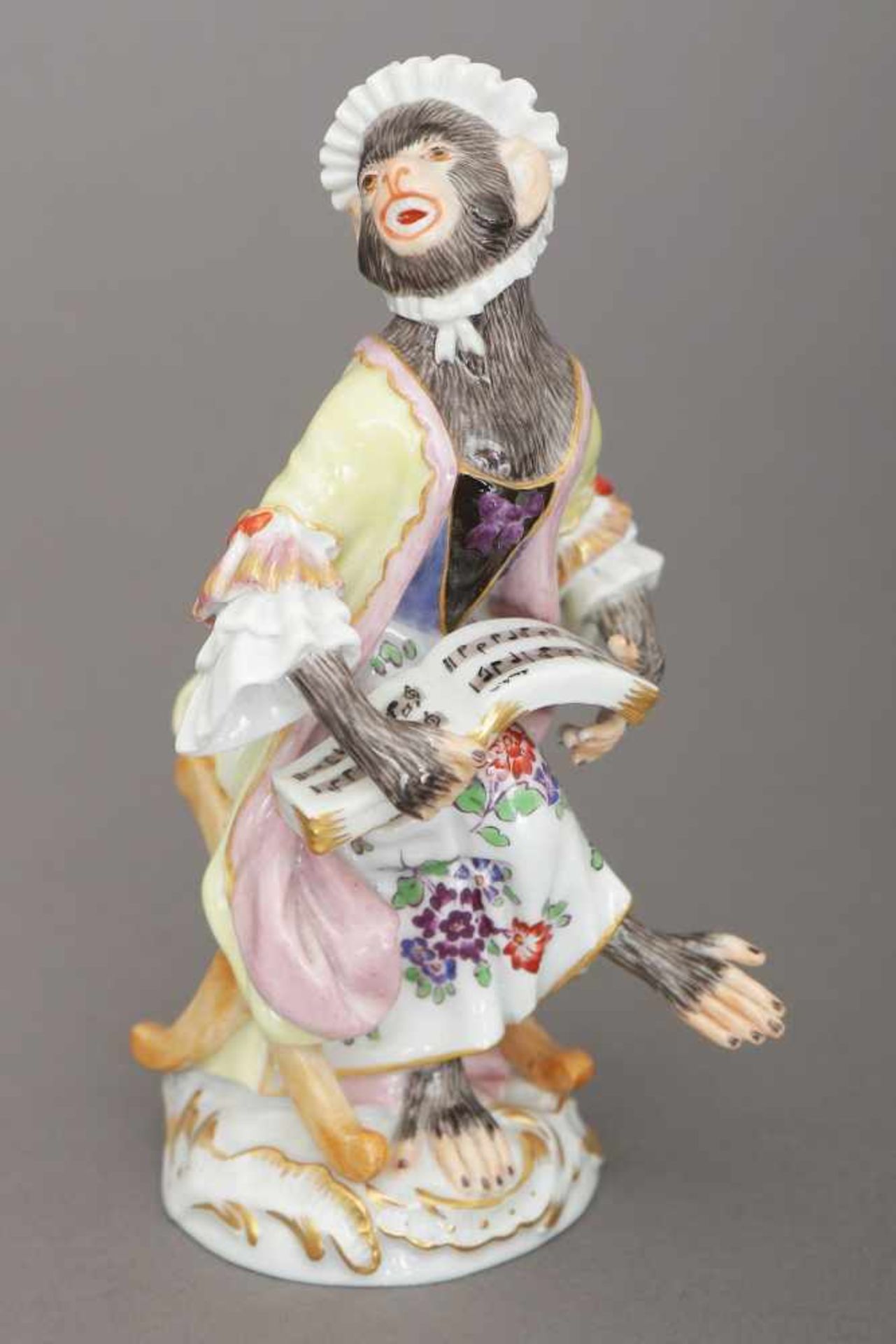 MEISSEN Porzellanfigur ¨Sängerin¨ aus der ¨Affenkapelle¨Entwurf J.J. KAENDLER, Ausführung des späten