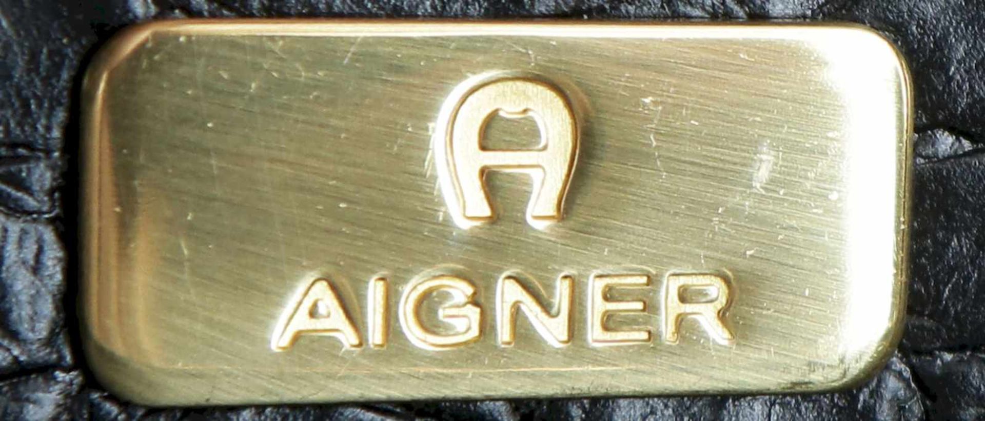 AIGNER Handtascheschwarzes Leder (Krokoprägung), vergoldete Metallapplikationen, 1 Druckknopf, innen - Bild 2 aus 2