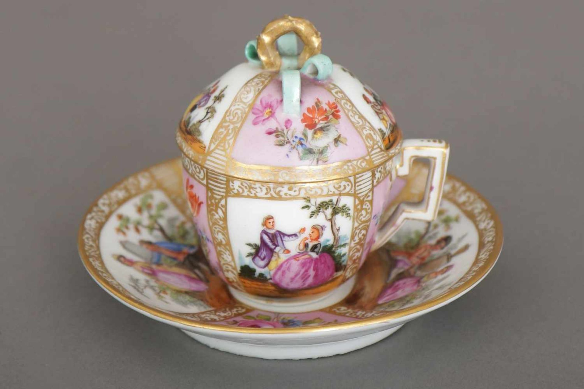 VOLKSTEDT (Thüringen) Deckeltasse auf UntertassePorzellan, Entwurf Christian Nonne, 1787-1800,