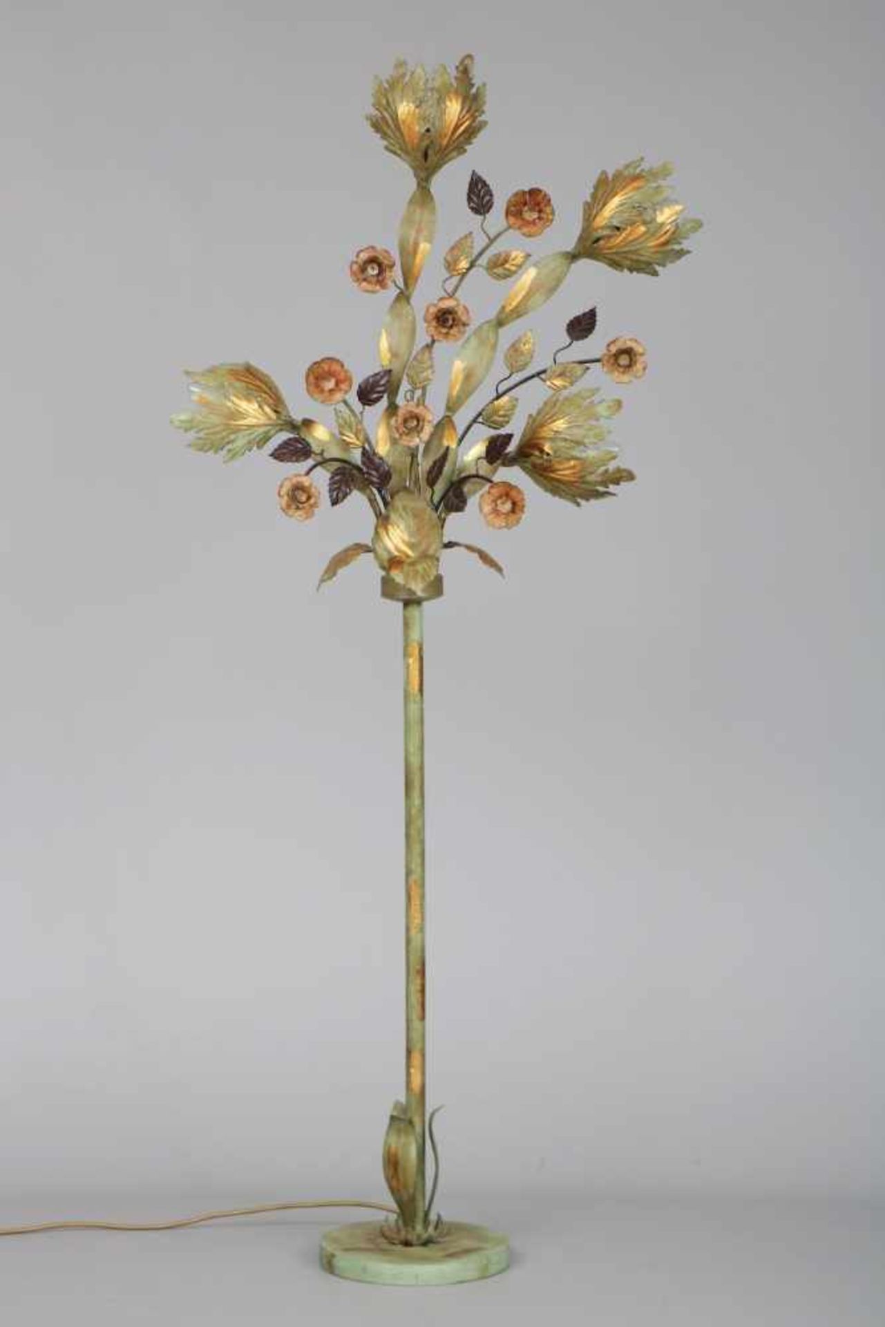 HANS KÖGL Stehlampefarbig staffiertes Blech und Metall mit Blätter- und Blütenornament, 3-flammig